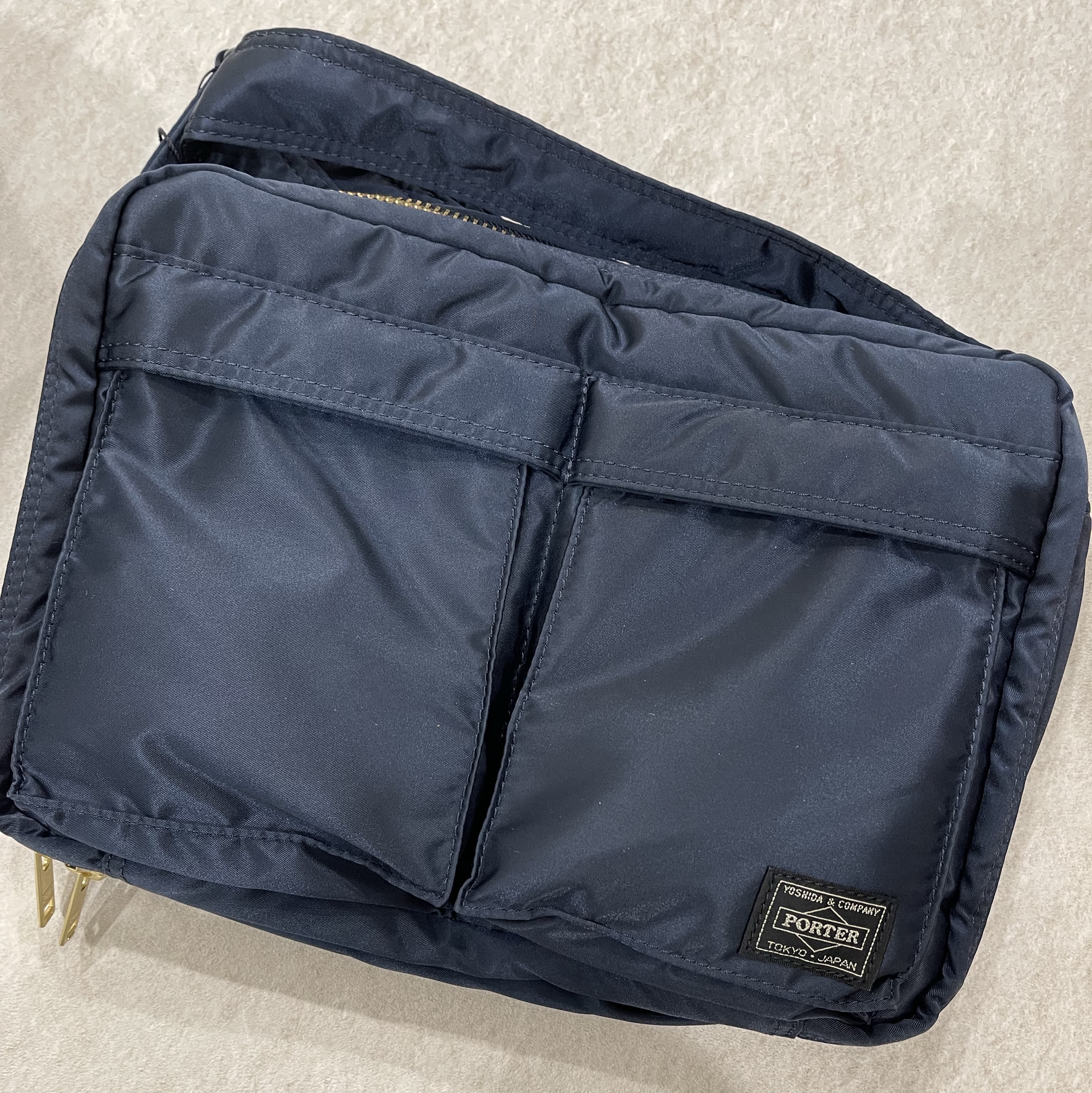 Porter Tanker Shoulder Bag L Iron Blue 착용 스타일