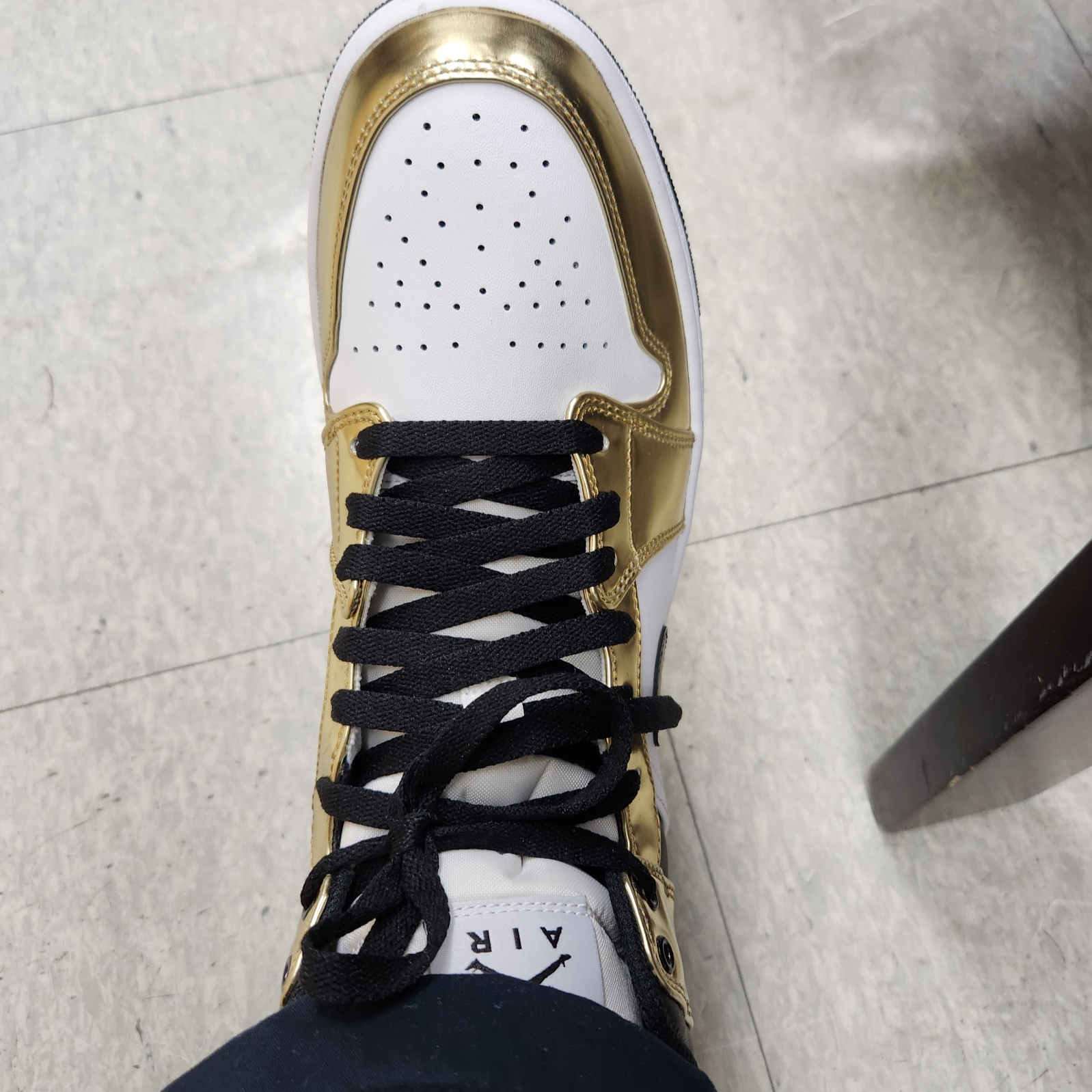 Jordan 1 Mid SE Metallic Gold 착용 스타일 - 2