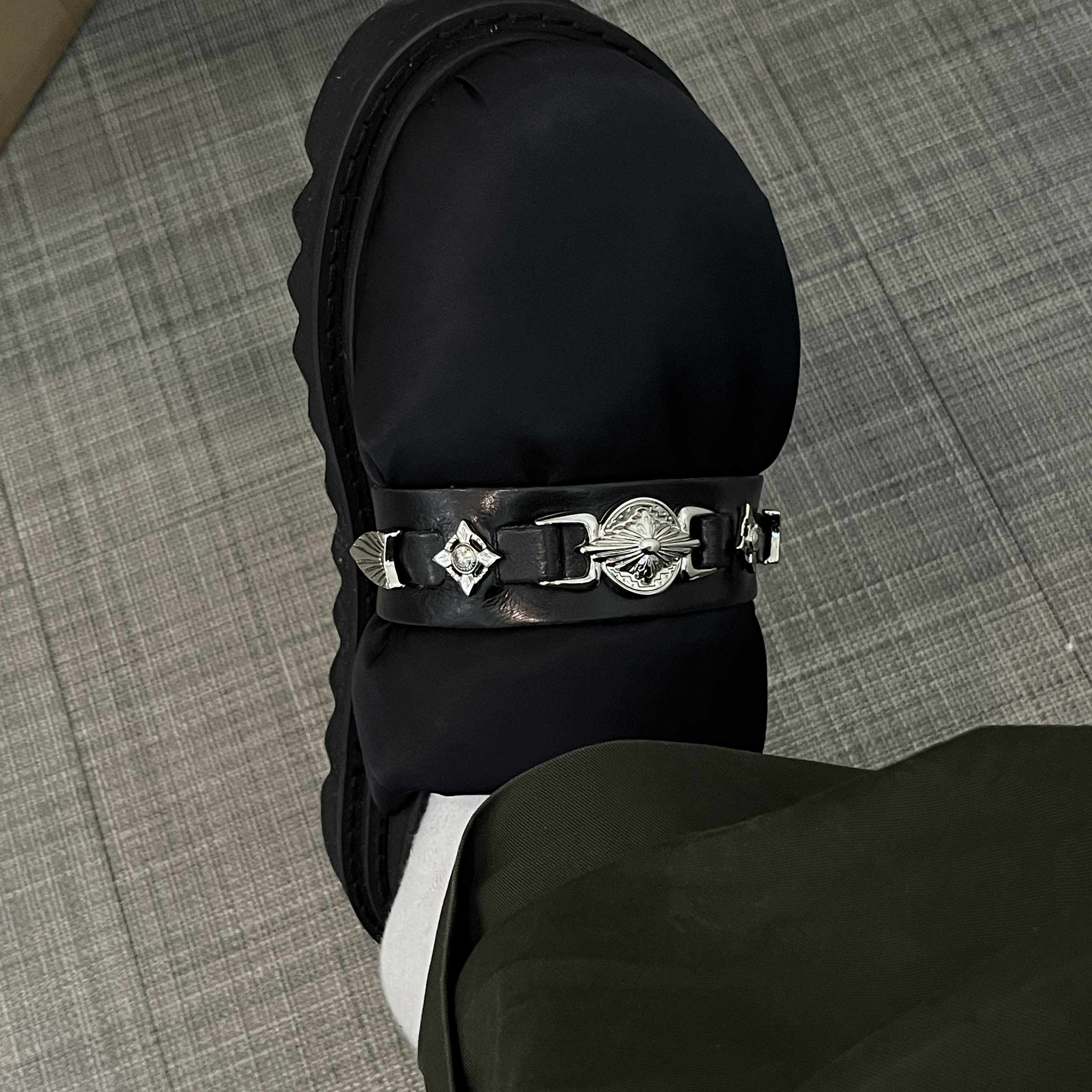 Toga Virilis AJ1066 Mules Leather Black 착용 스타일 - 2