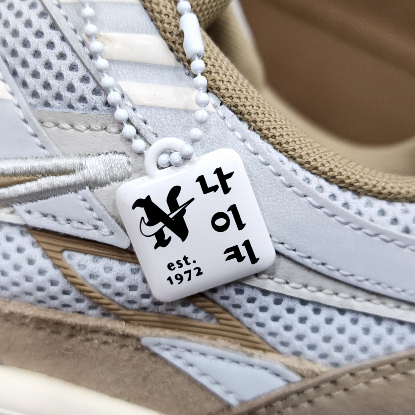 Nike P-6000 PRM Hangul Day Photon Dust Khaki, Nike Calm Mule Hemp 착용 스타일 - 1