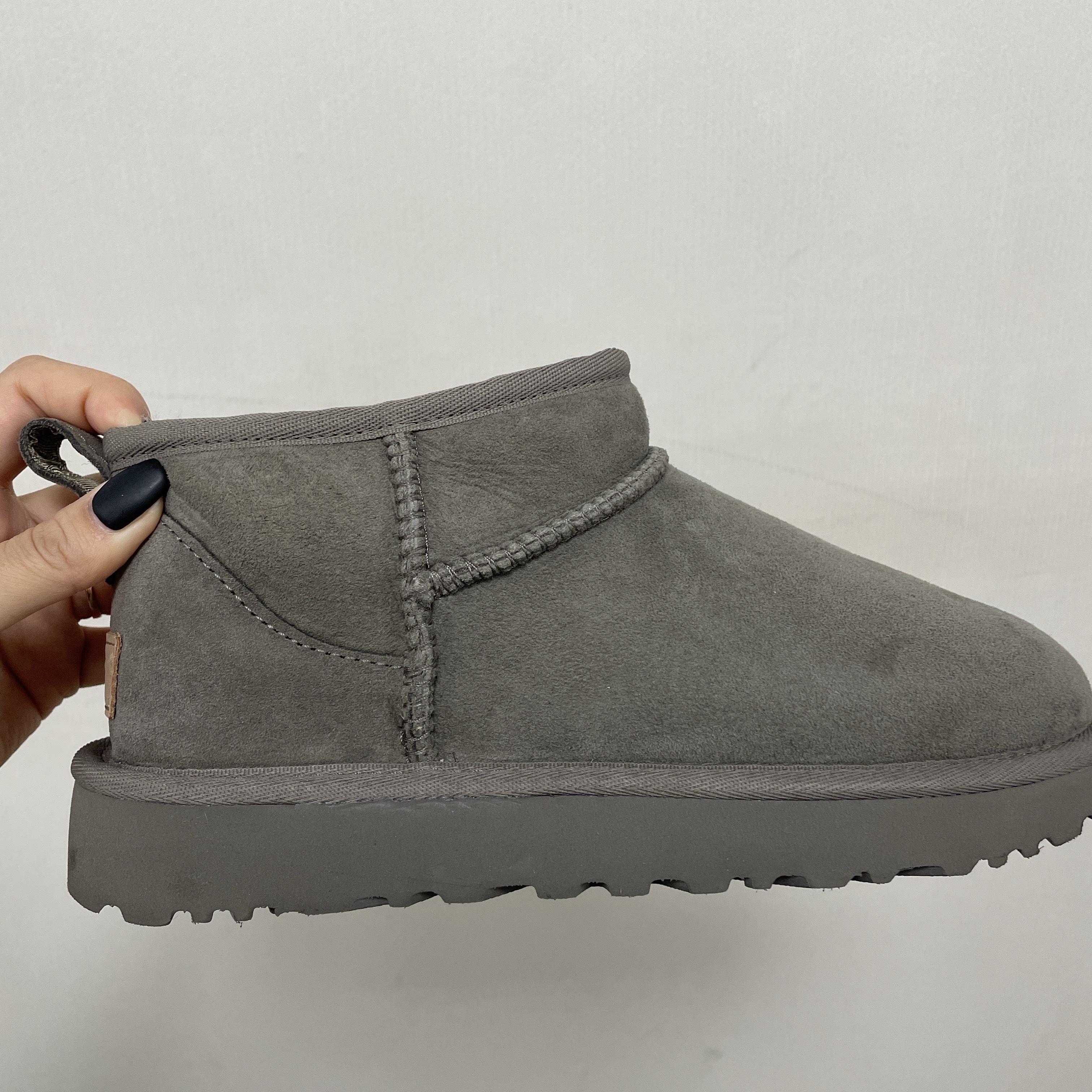 (W) UGG Classic Ultra Mini Smoke Plume 착용 스타일 - 2