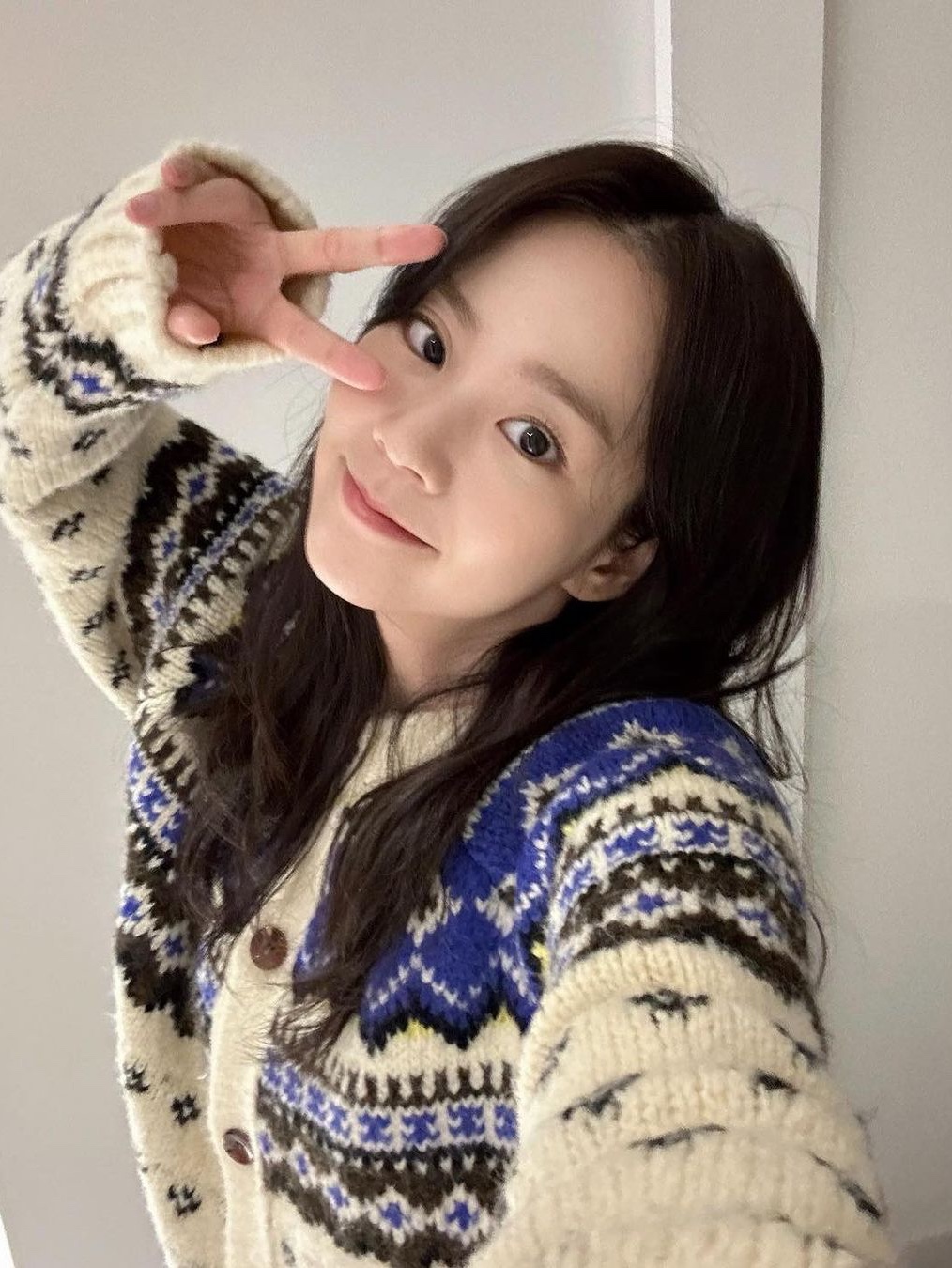 (W) Maison Kitsune Profile Fox Argyle Cardigan Light Pink, Greenbutter Women Vintage Jacquard Pattern Cardigan Sky blue 착용 스타일 - 3