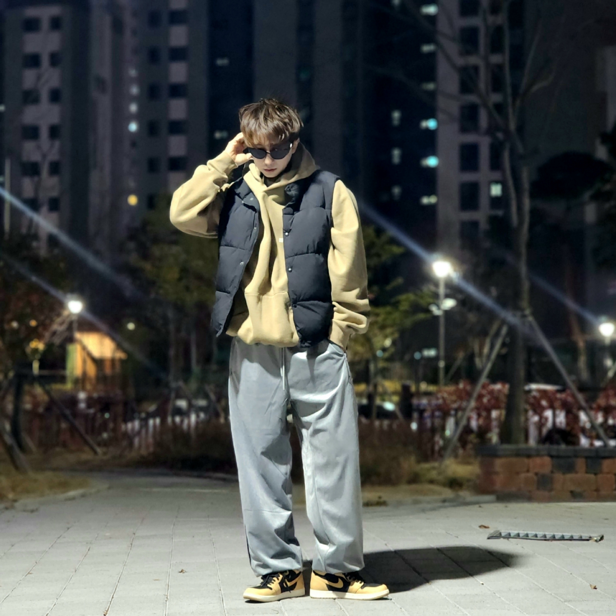 Essentials The Core Collection Pullover Hoodie Tan, Jordan 1 Retro High OG Vachetta Tan 착용 스타일 - 5