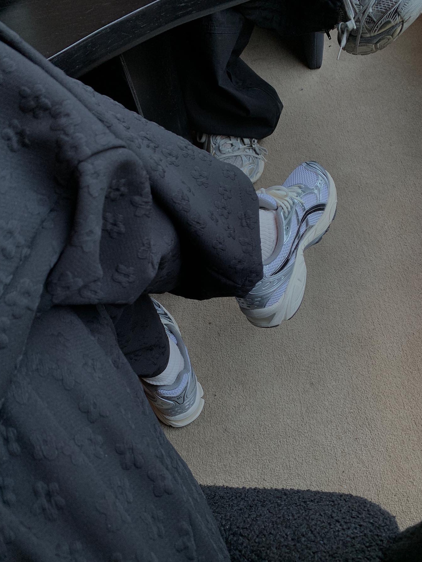 Asics x JJJJound Gel-Kayano 14 Silver Black 착용 스타일 - 1
