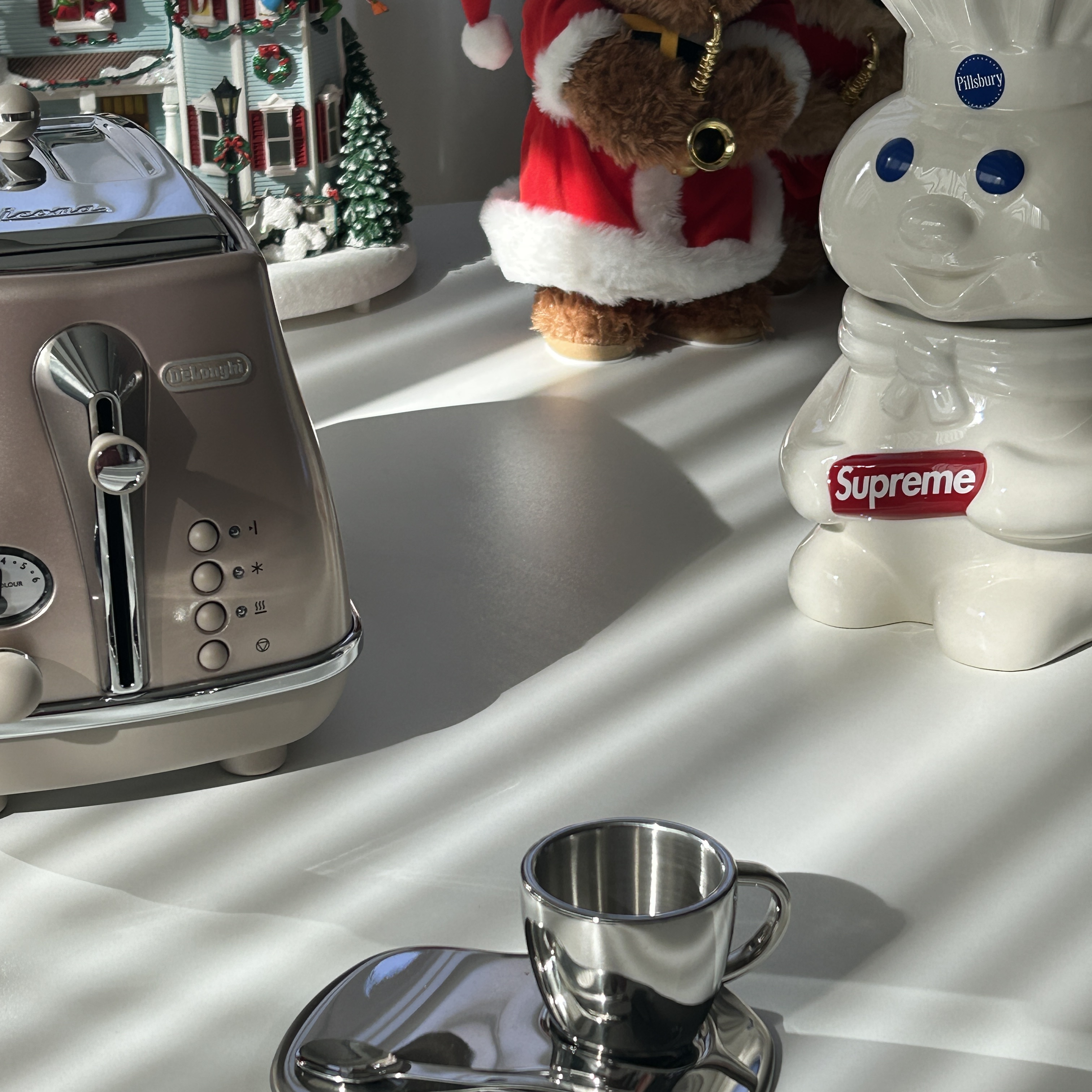 Supreme Doughboy Cookie Jar White - 22FW 착용 스타일