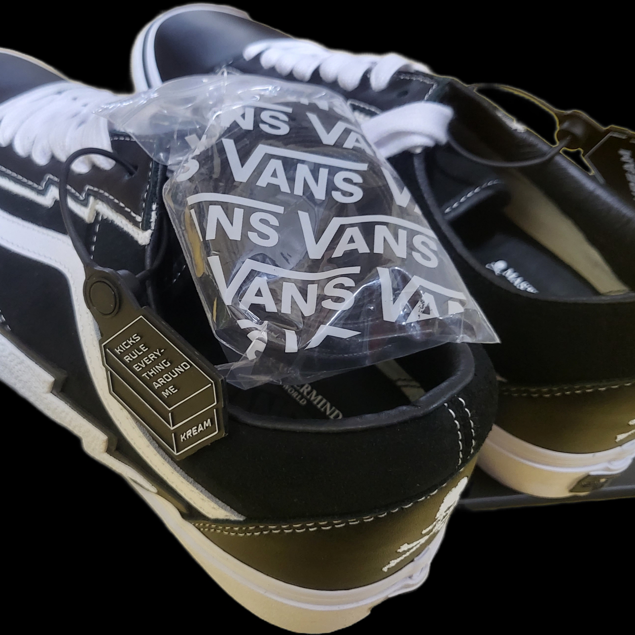 Vans Vault x Mastermind World Old Skool Bolt Black 착용 스타일 - 4