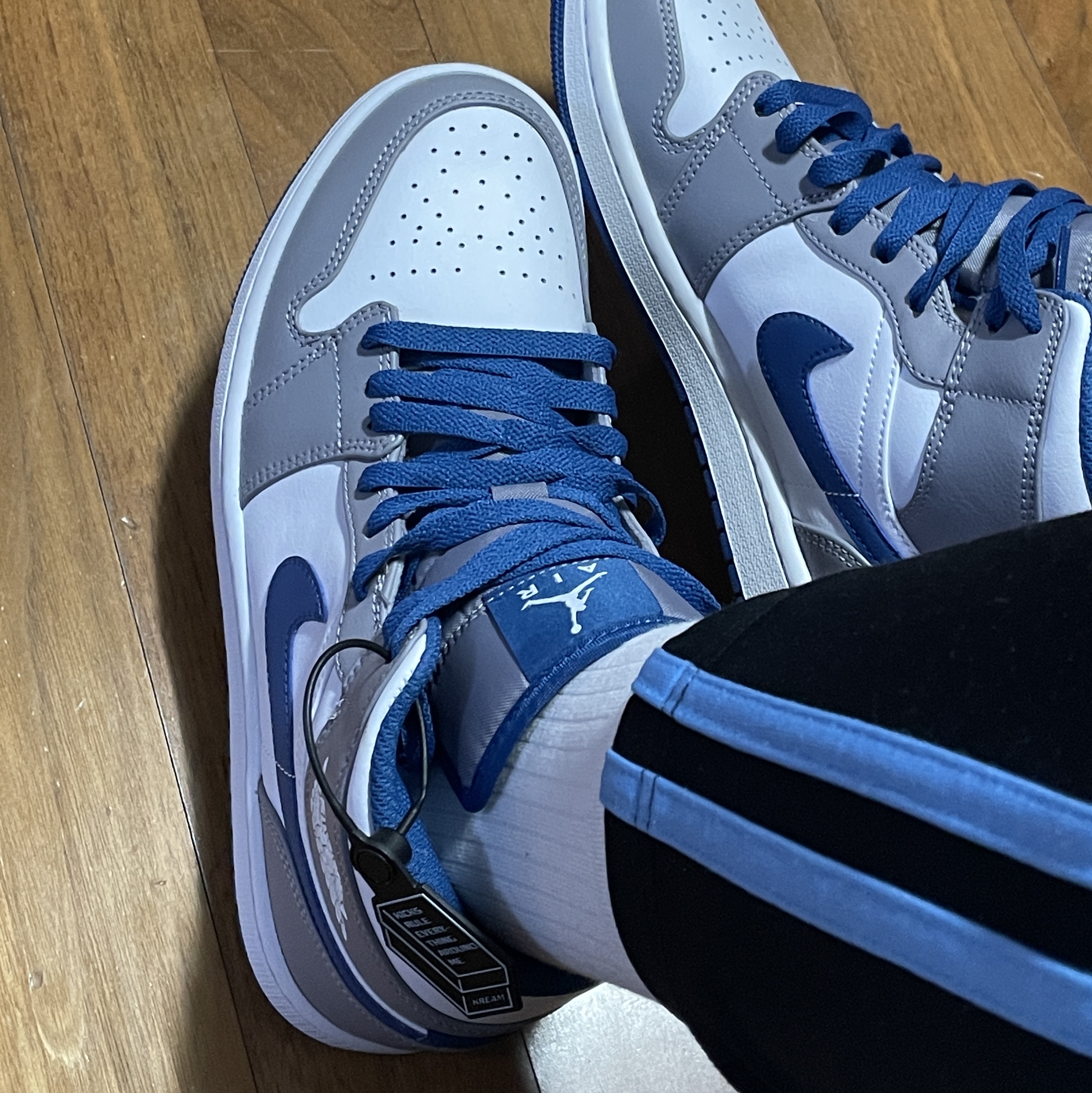 Jordan 1 Mid Cement Grey True Blue 착용 스타일 - 4
