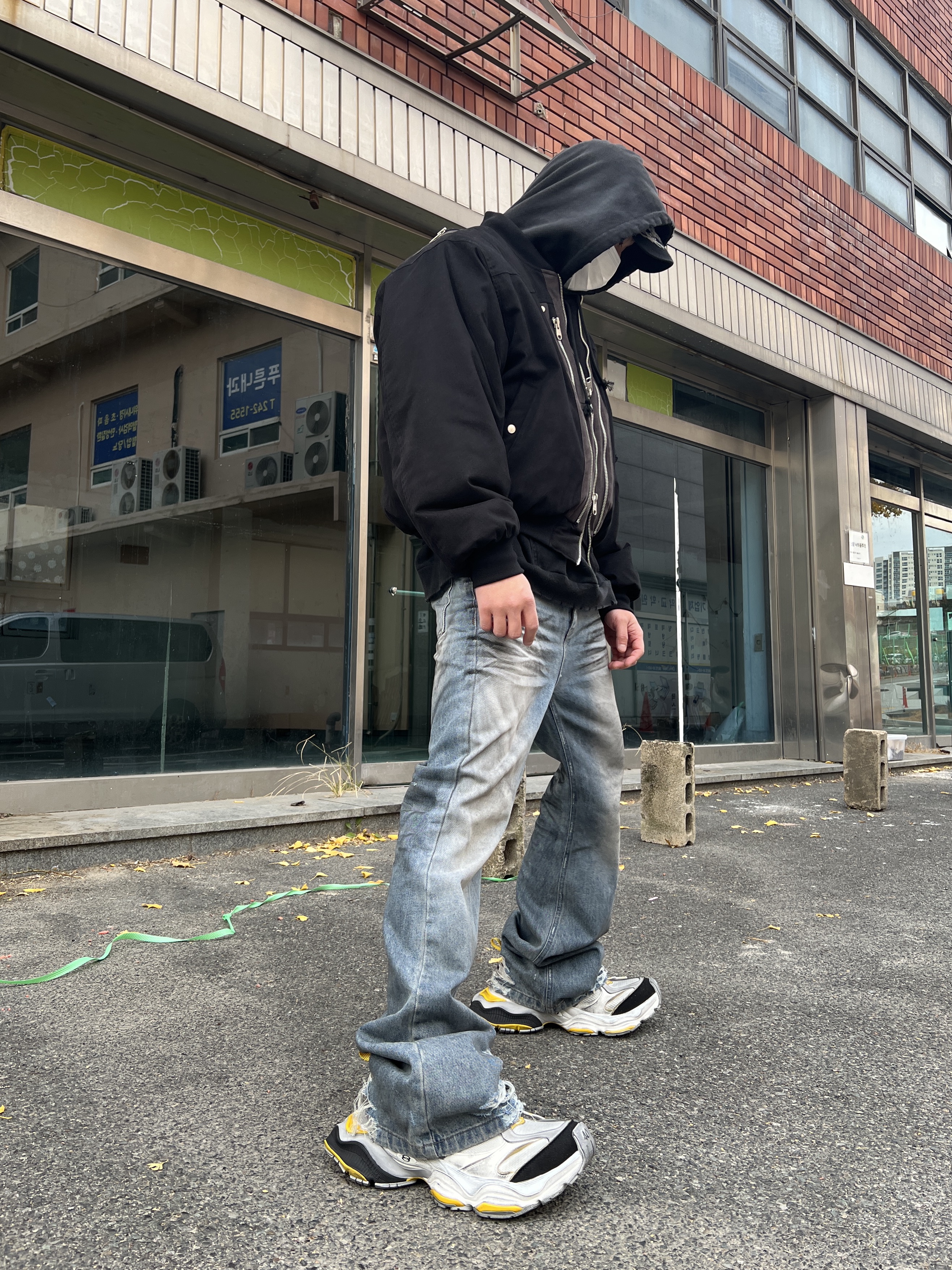 Balenciaga Cargo Sneakers Grey Black Yellow, Project G/R Flare Jeans Blue 착용 스타일