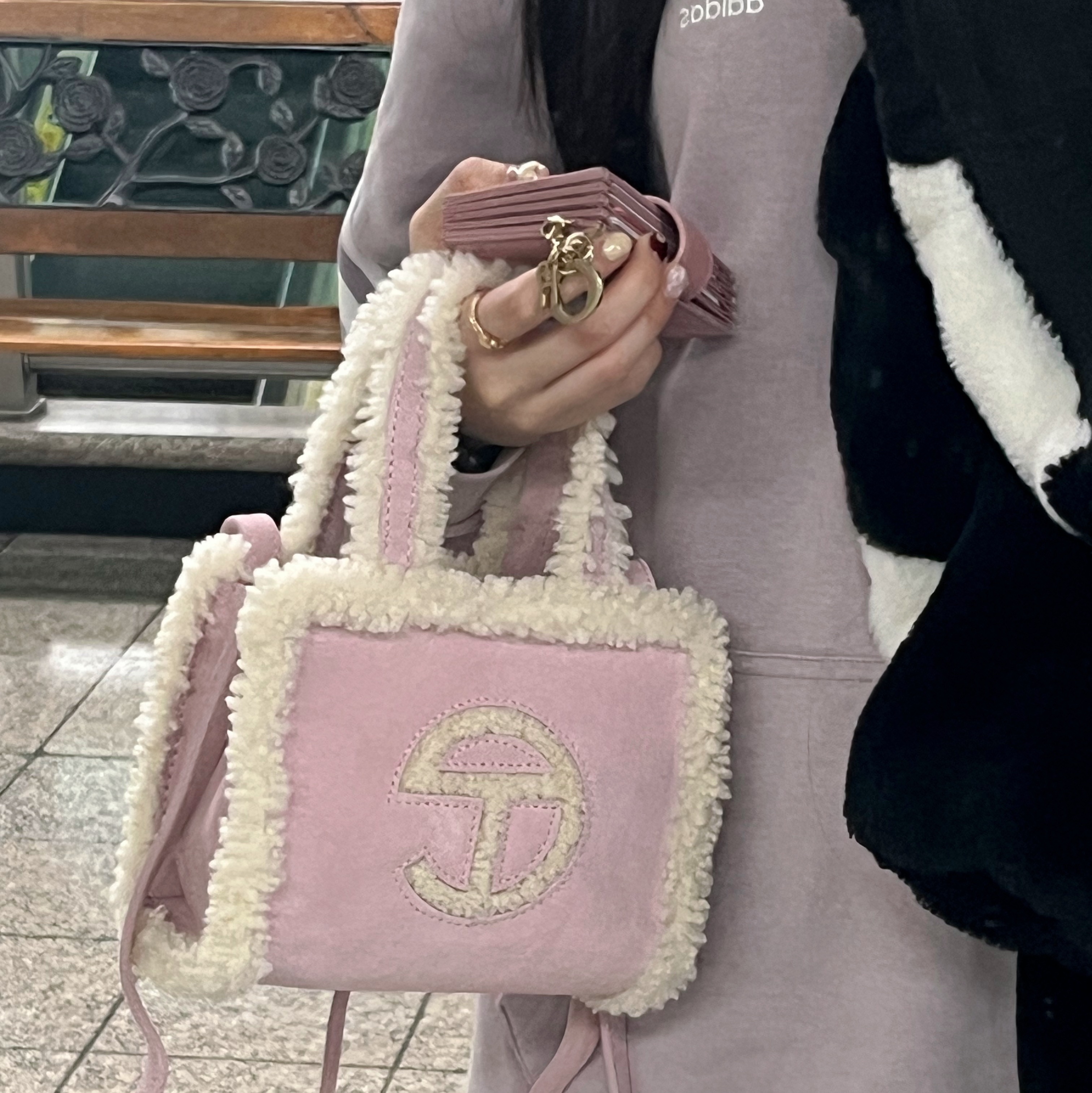 Telfar x UGG Small Shopping Bag Pink 착용 스타일 - 1