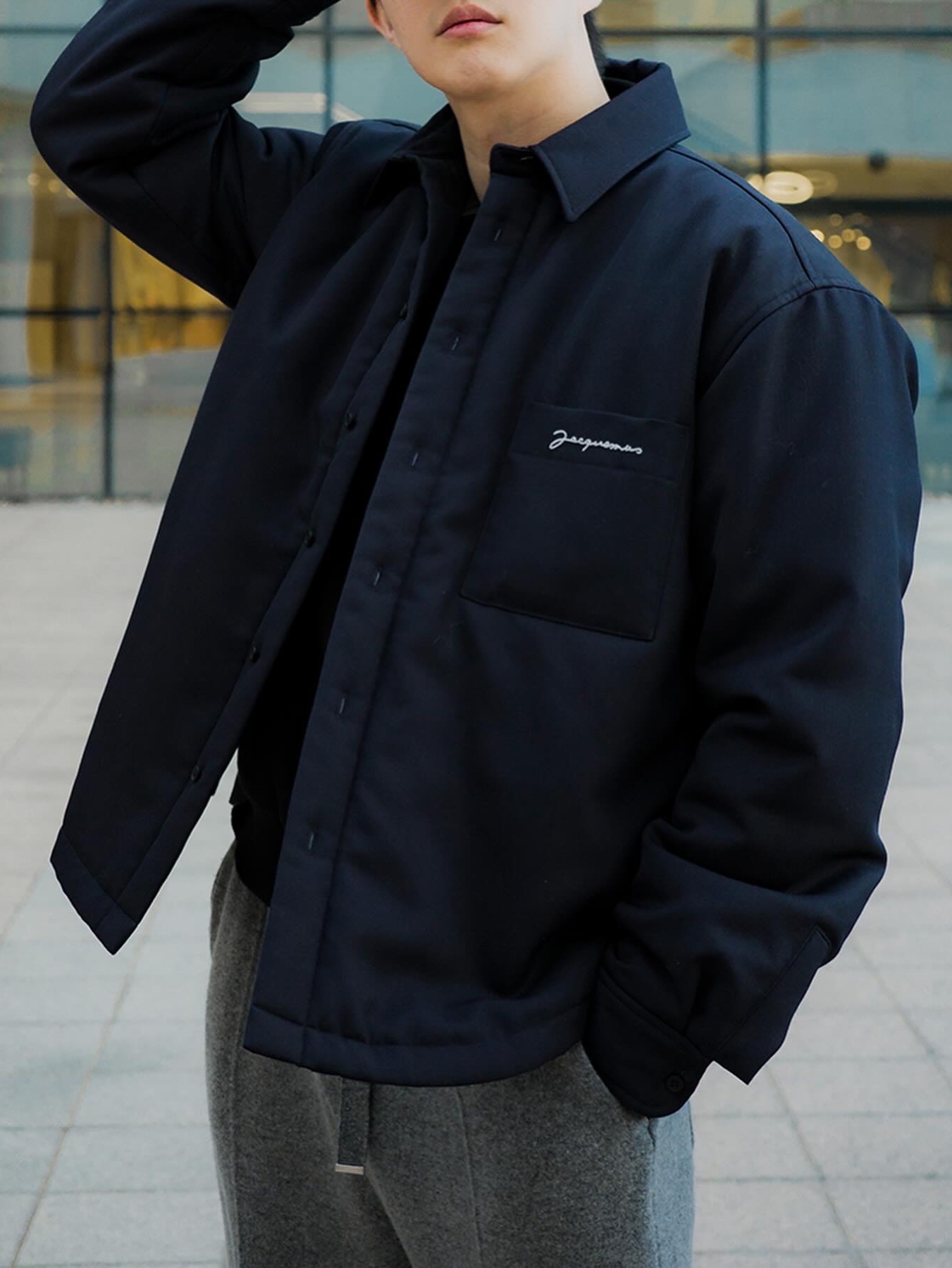 Jacquemus La Chemise Boulanger Puffed Overshirt Navy, Salomon x Comme des Garcons Pulsar Platform Black 착용 스타일 - 3