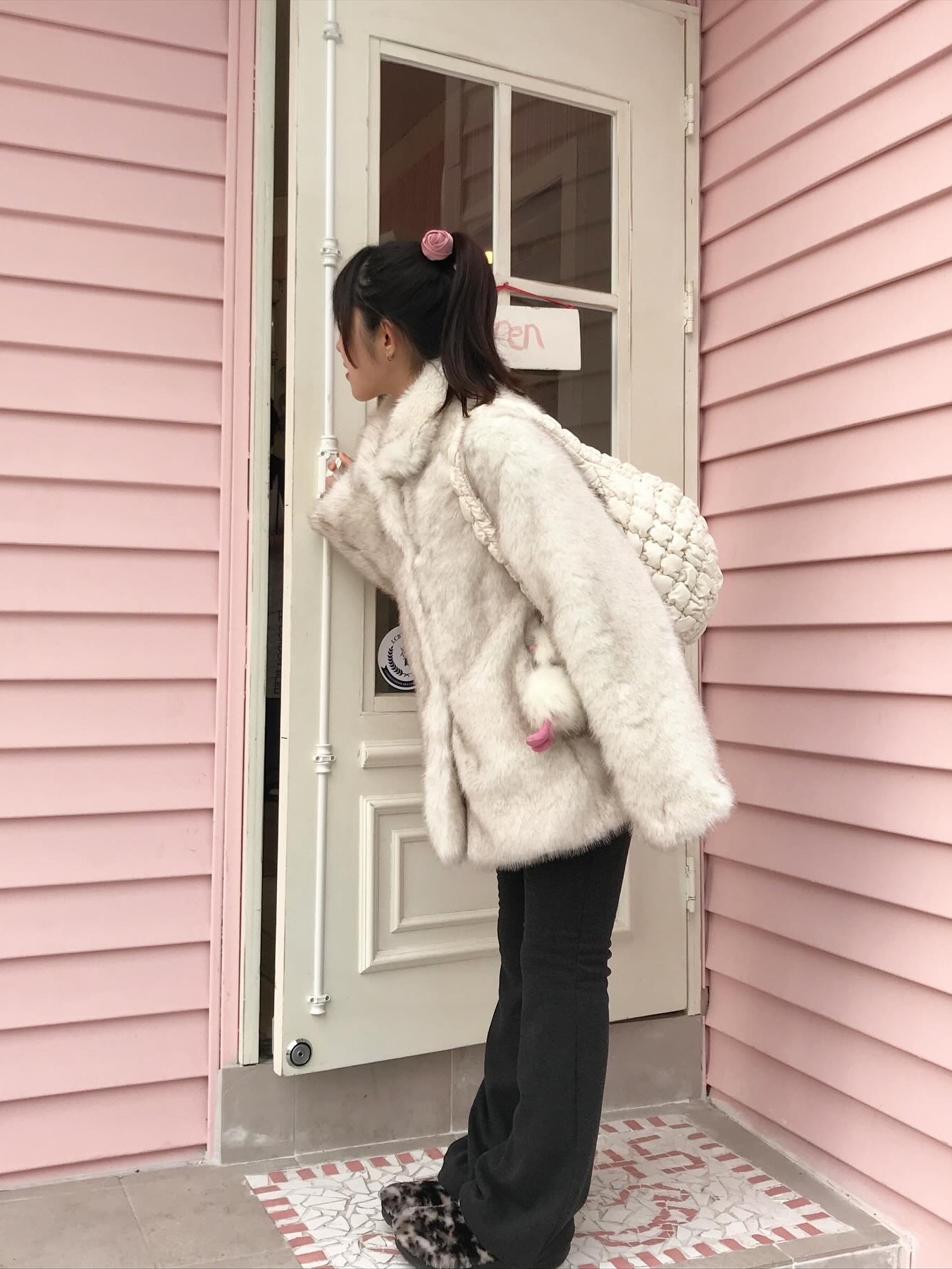 COS Quilted Mini Bag Cream, Crocs Classic Fur Sure Clog Black Multi 착용 스타일 - 1