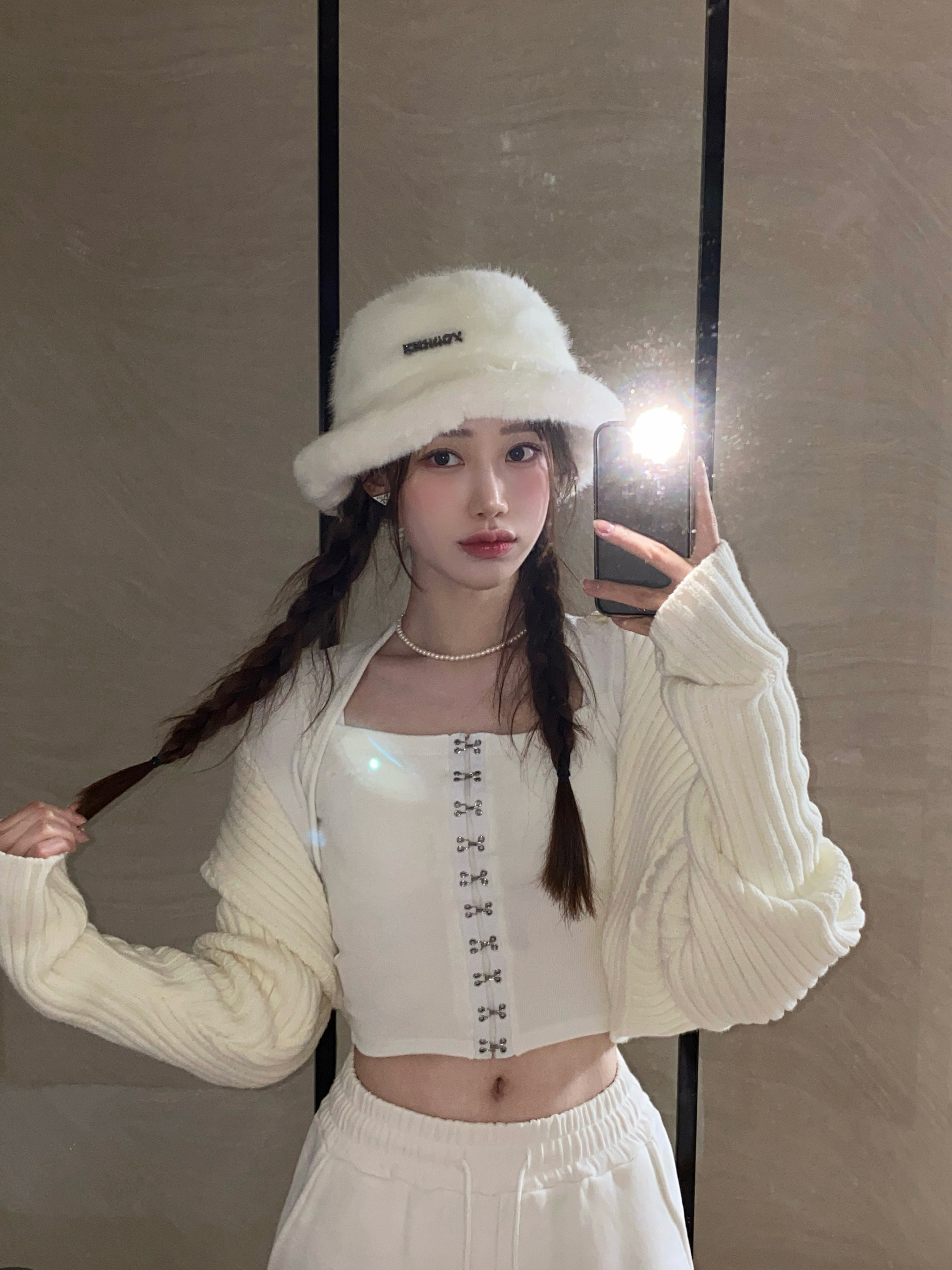 (W) Prada Symbole Earrings White, (W) UGG Classic Short II Boots Chestnut 착용 스타일 - 1