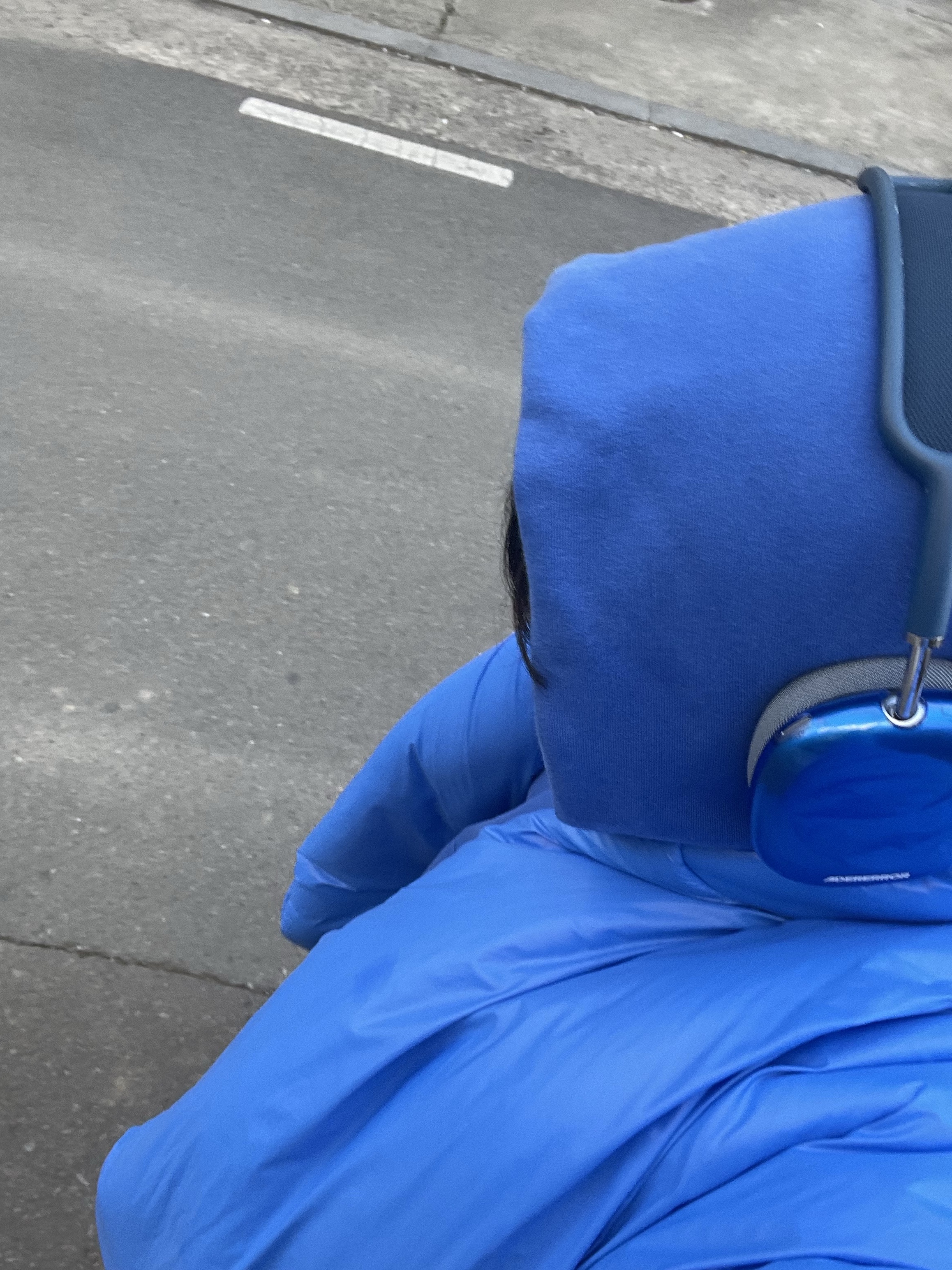 Yeezy Gap Hoodie Blue, Yeezy Gap Round Jacket Blue 착용 스타일 - 5