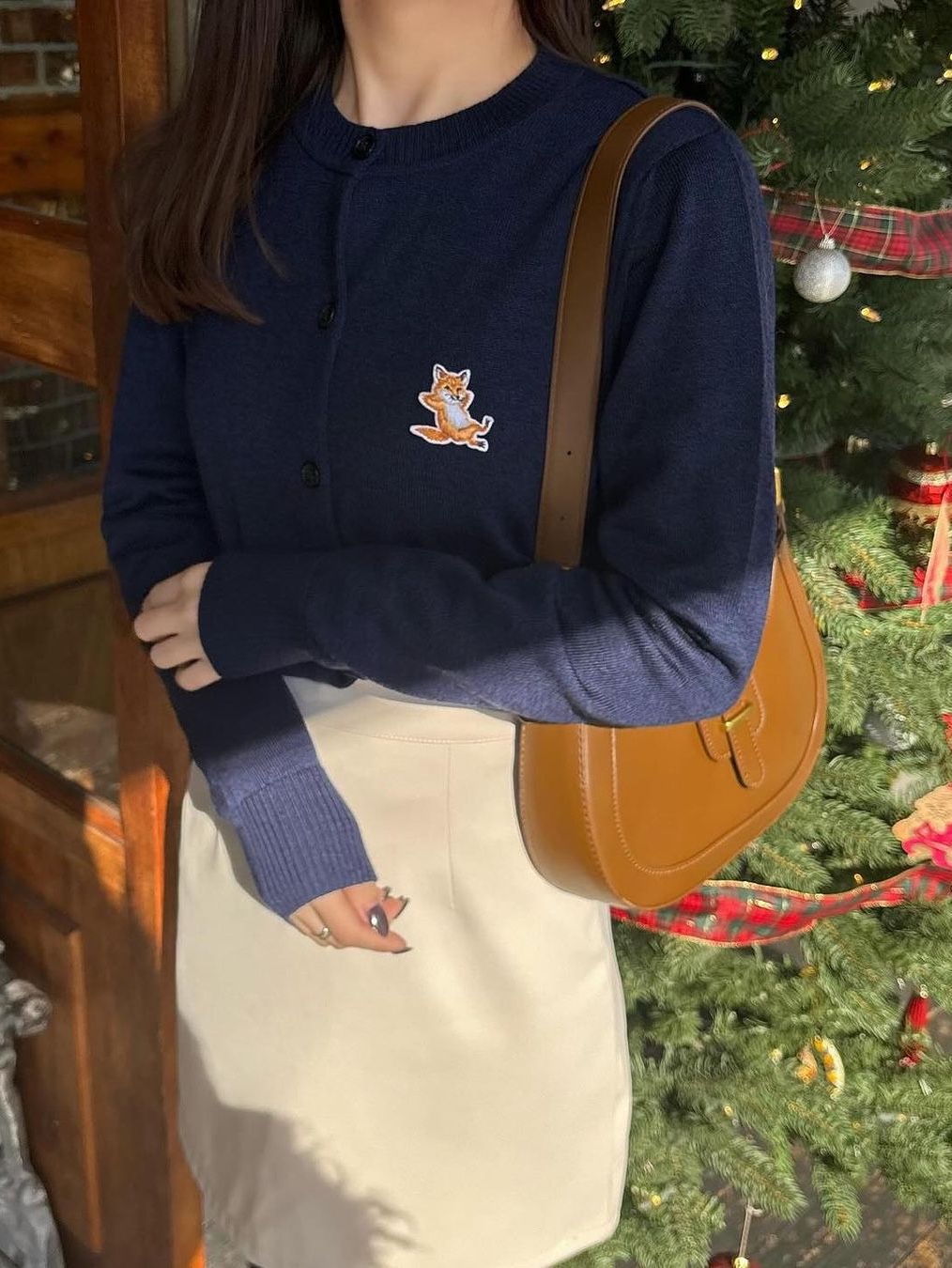 AMI de Coeur Oversize Intarsia Sweater Off White Red, Maison Kitsune Fox Head Patch Regular R-Neck Pullover Knit Navy 착용 스타일 - 3