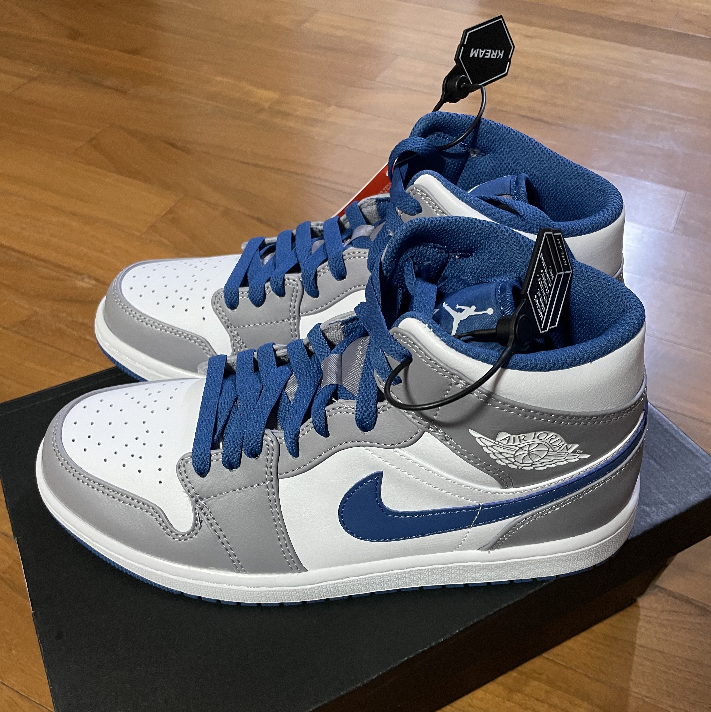 Jordan 1 Mid Cement Grey True Blue 착용 스타일 - 1