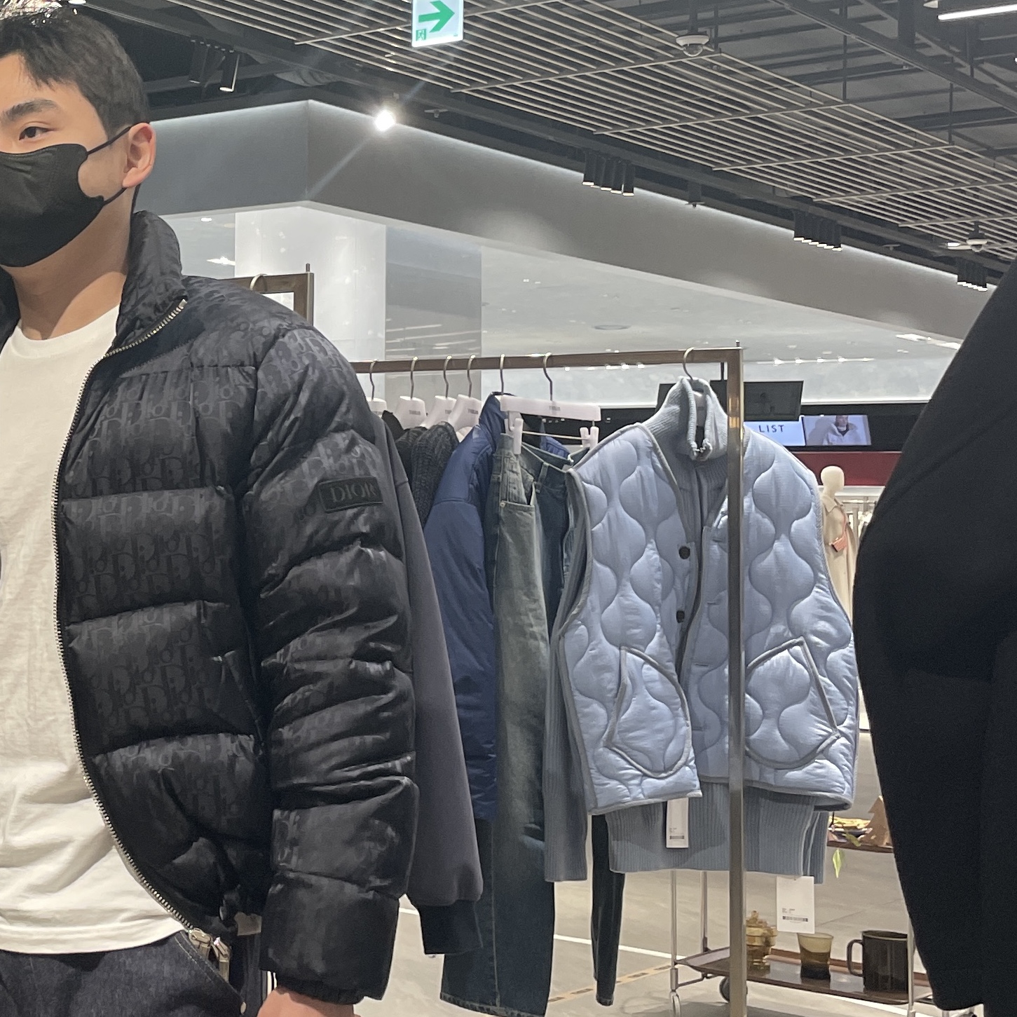 Dior Oblique Down Jacket Black Nylon Jacquard, Prada Cloudbust Thunder Technical Fabric Sneakers Black 착용 스타일 - 4
