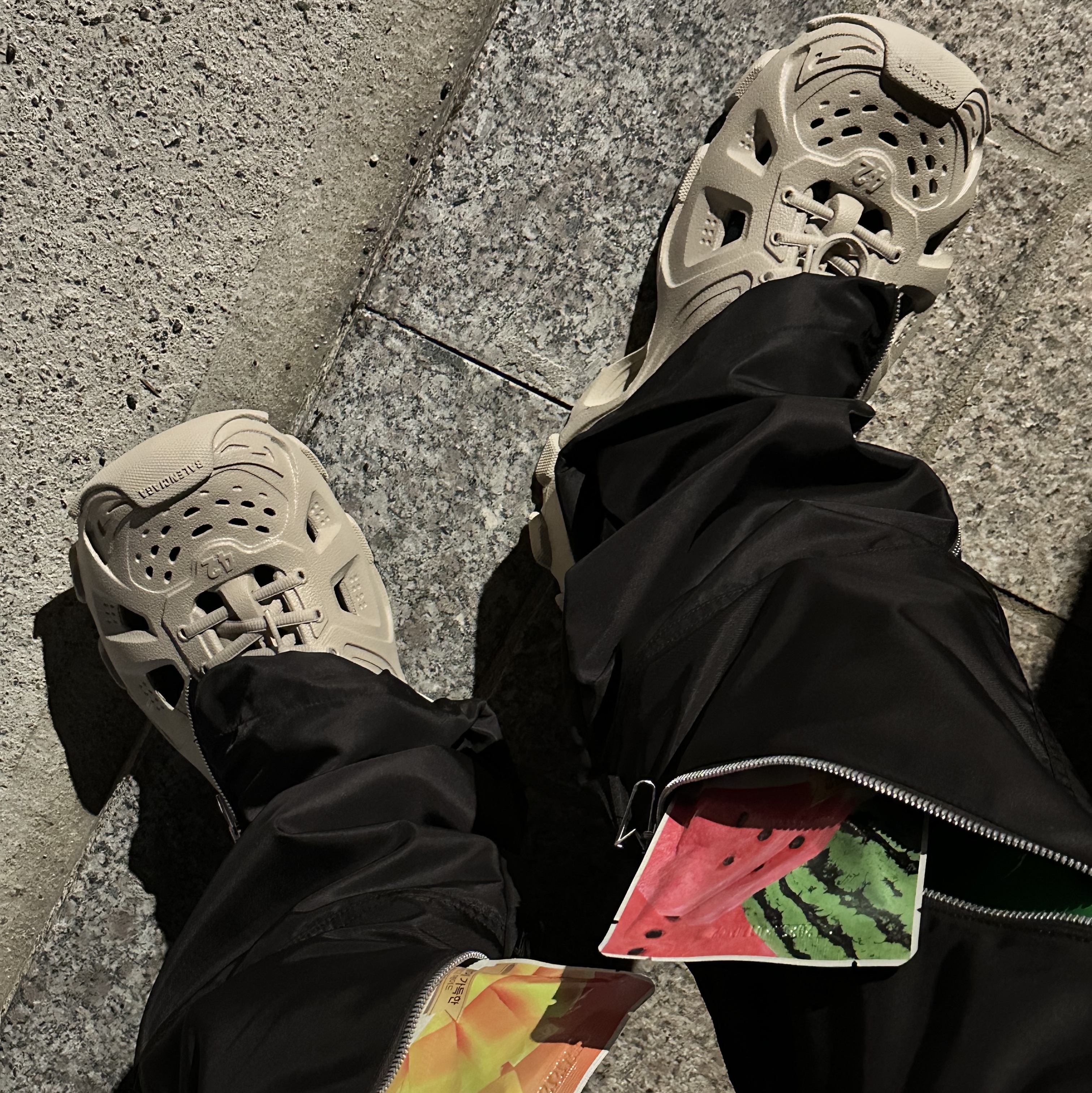 Balenciaga HD Lace-Up Sneakers Nude 착용 스타일 - 1