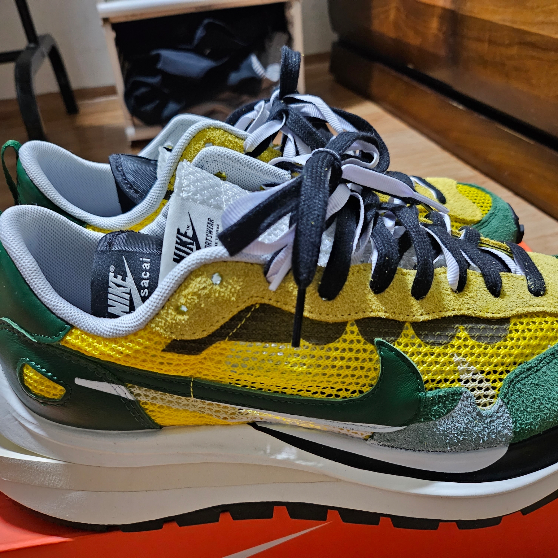 Nike x Sacai VaporWaffle Tour Yellow & Gorge Green Sail 착용 스타일
