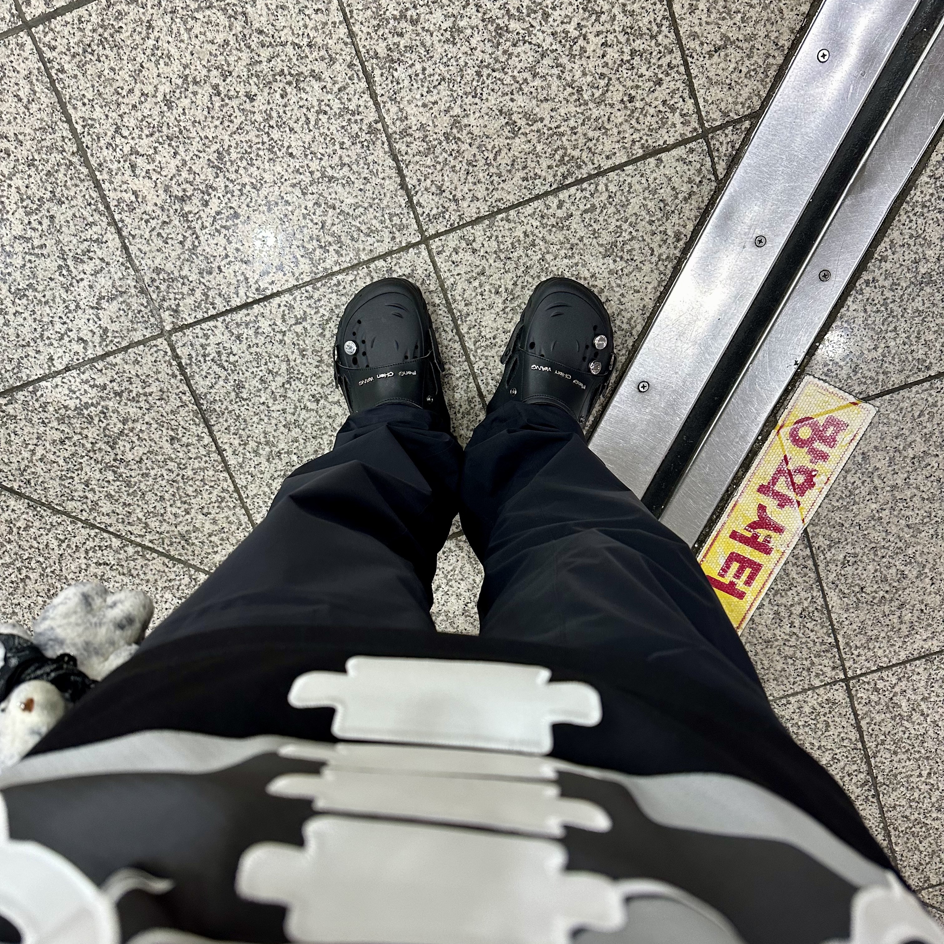 Crocs x Feng Chen Wang Echo Clog Black 착용 스타일