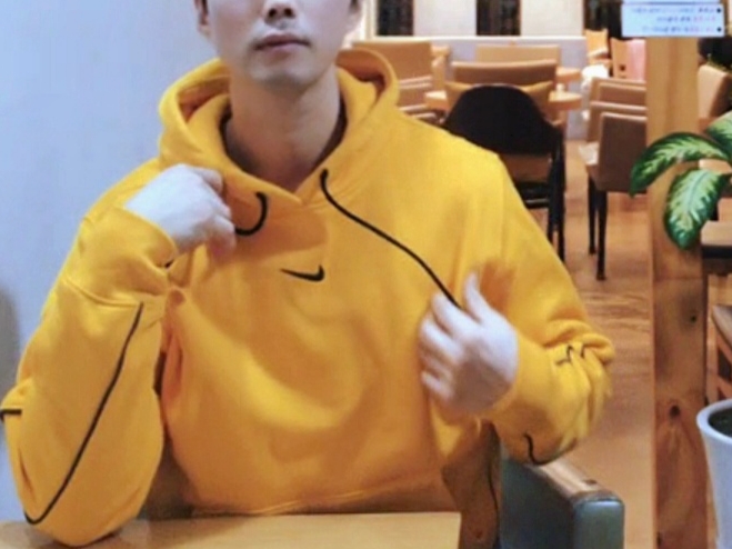 Nike x Drake Nocta Essential Hoodie University Gold - US/EU, Nike x Off-White Dunk Low University Gold Midnight Navy 착용 스타일 - 3