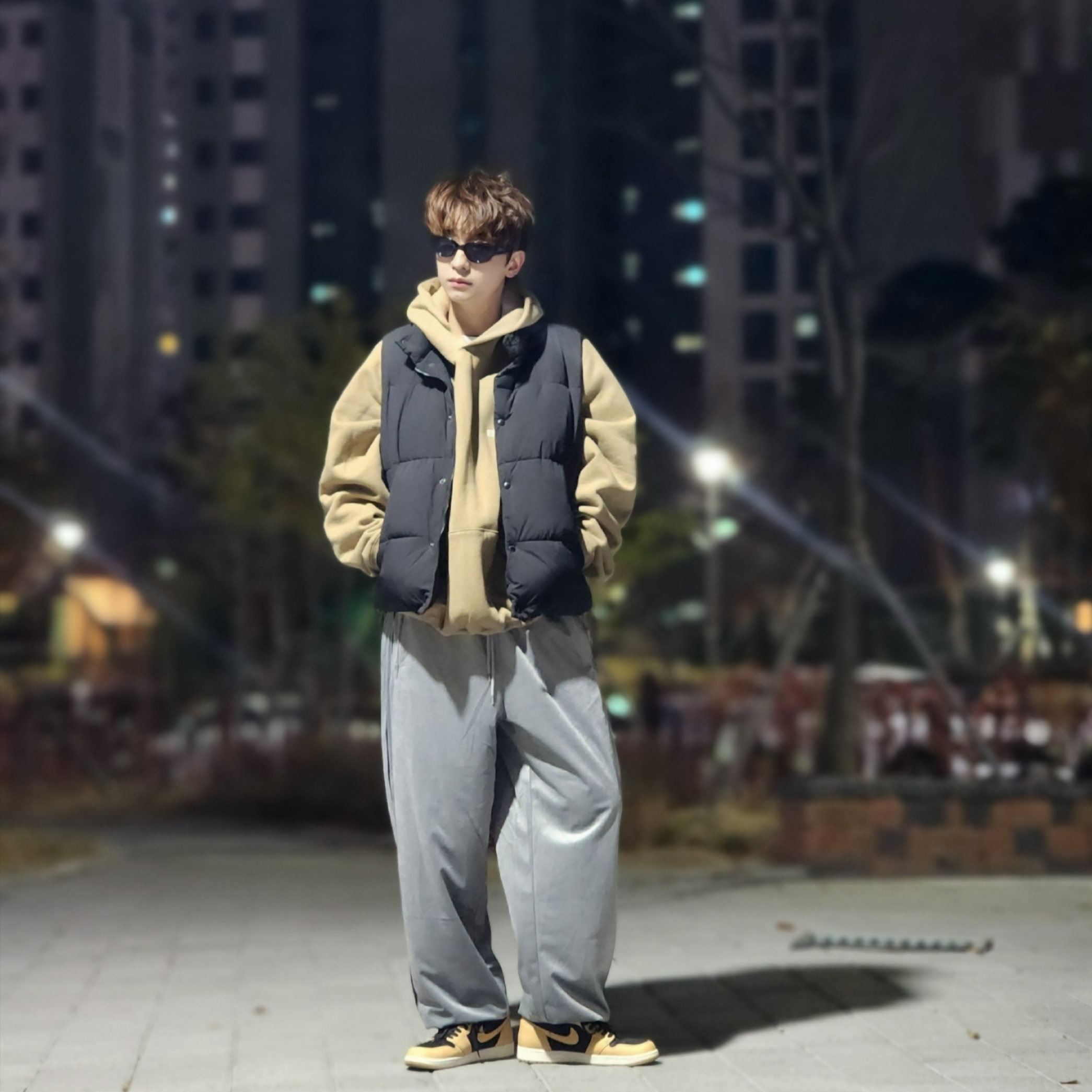 Essentials The Core Collection Pullover Hoodie Tan, Jordan 1 Retro High OG Vachetta Tan 착용 스타일 - 8