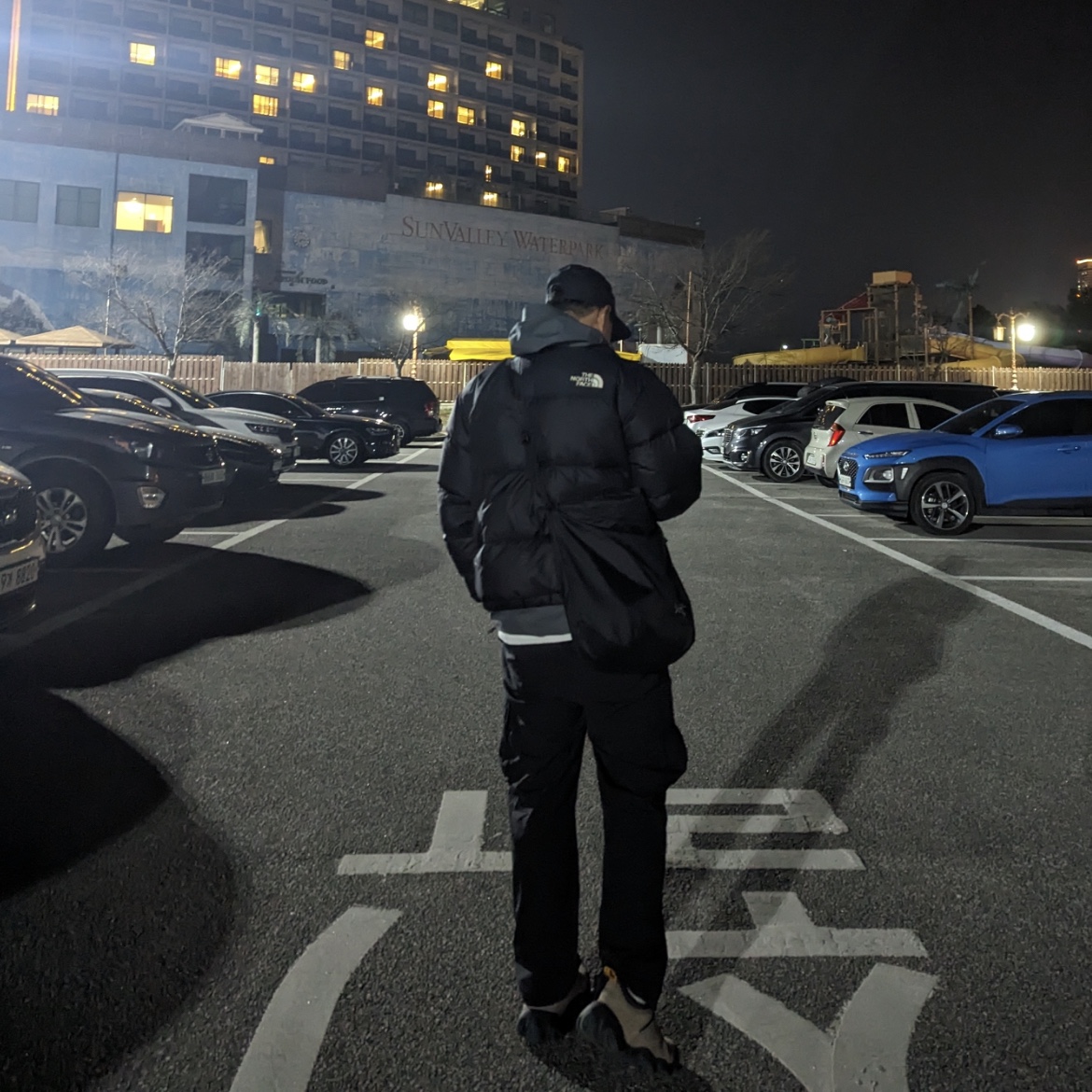 The North Face 1996 Retro Nuptse Jacket Black, Arc'teryx Norvan Cap Black 착용 스타일 - 2