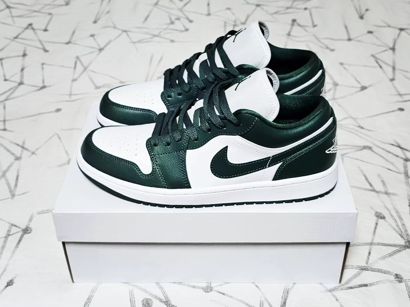 (W) Jordan 1 Low White Galactic Jade 착용 스타일 - 2