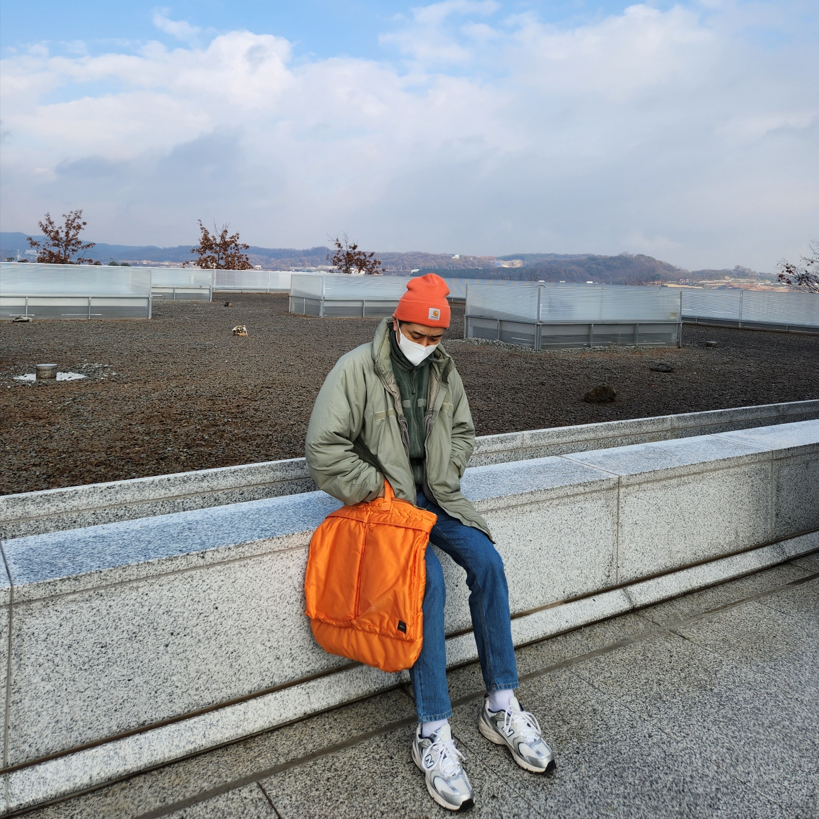 Carhartt Knit Cuffed Beanie Bright Orange, New Balance 530 Steel Grey 착용 스타일 - 1