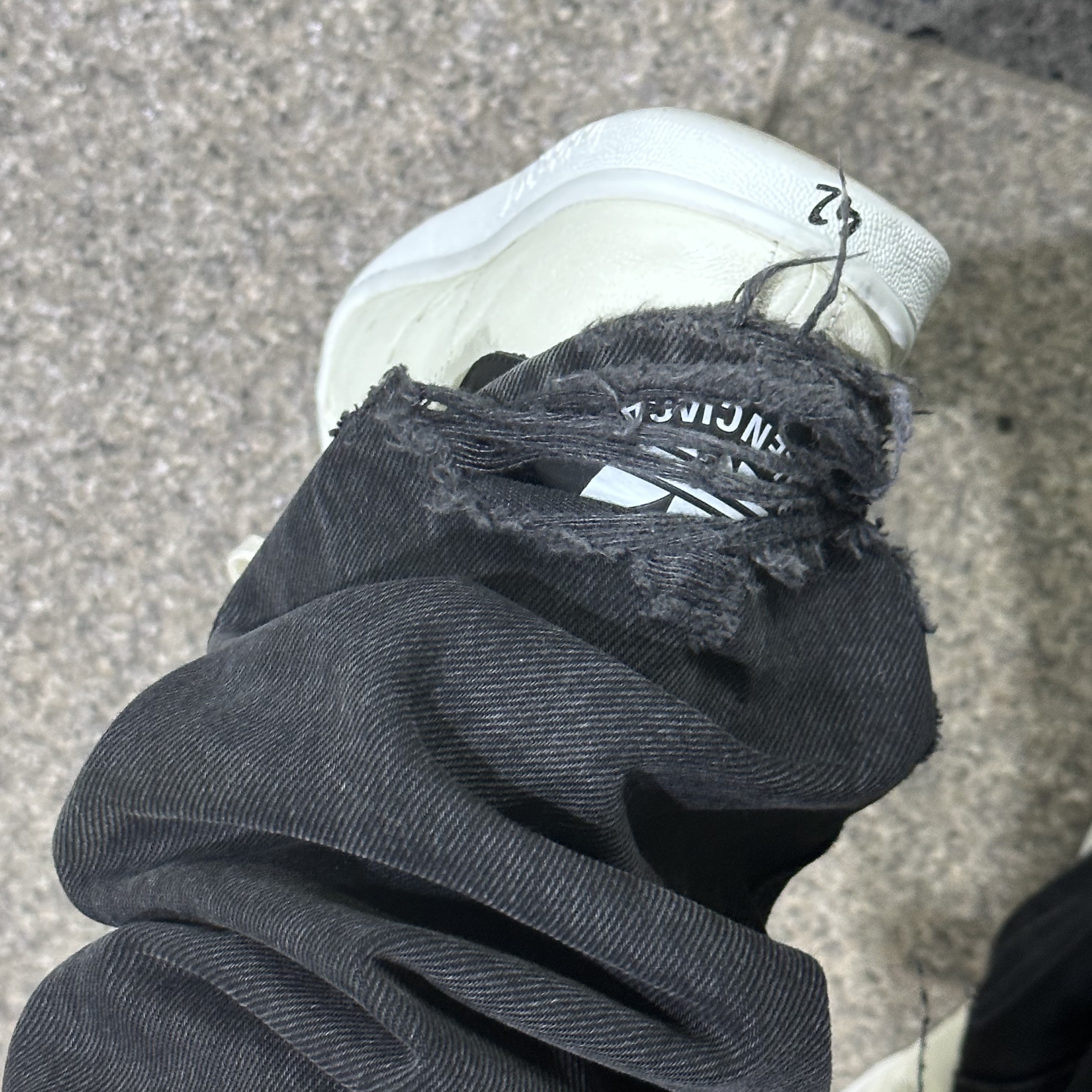 Balenciaga x Adidas Stan Smith Off White 착용 스타일 - 1