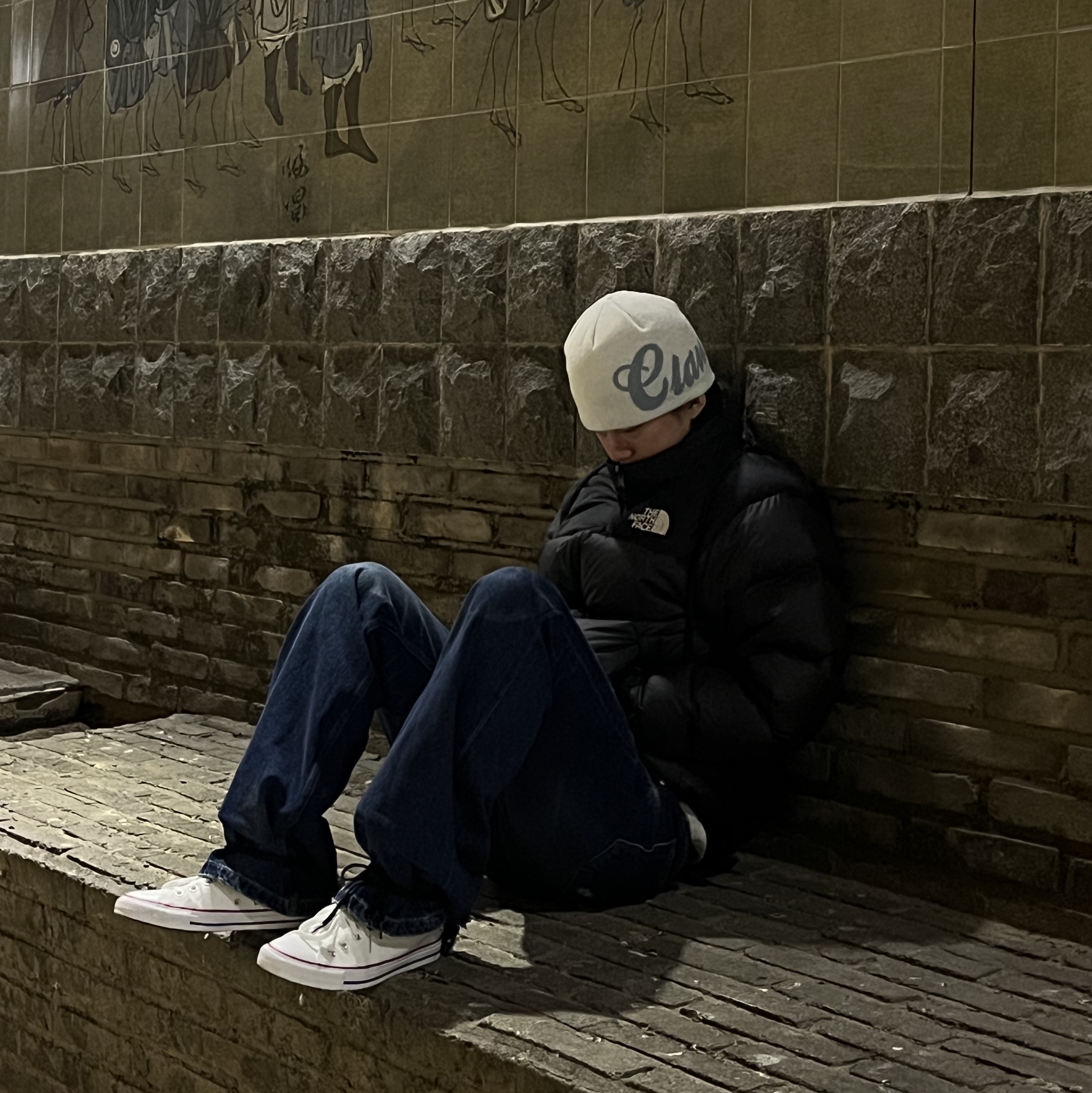 The North Face 1996 Eco Nuptse Jacket Charcoal, Converse Chuck Taylor All Star Hi Classic Optical White 착용 스타일