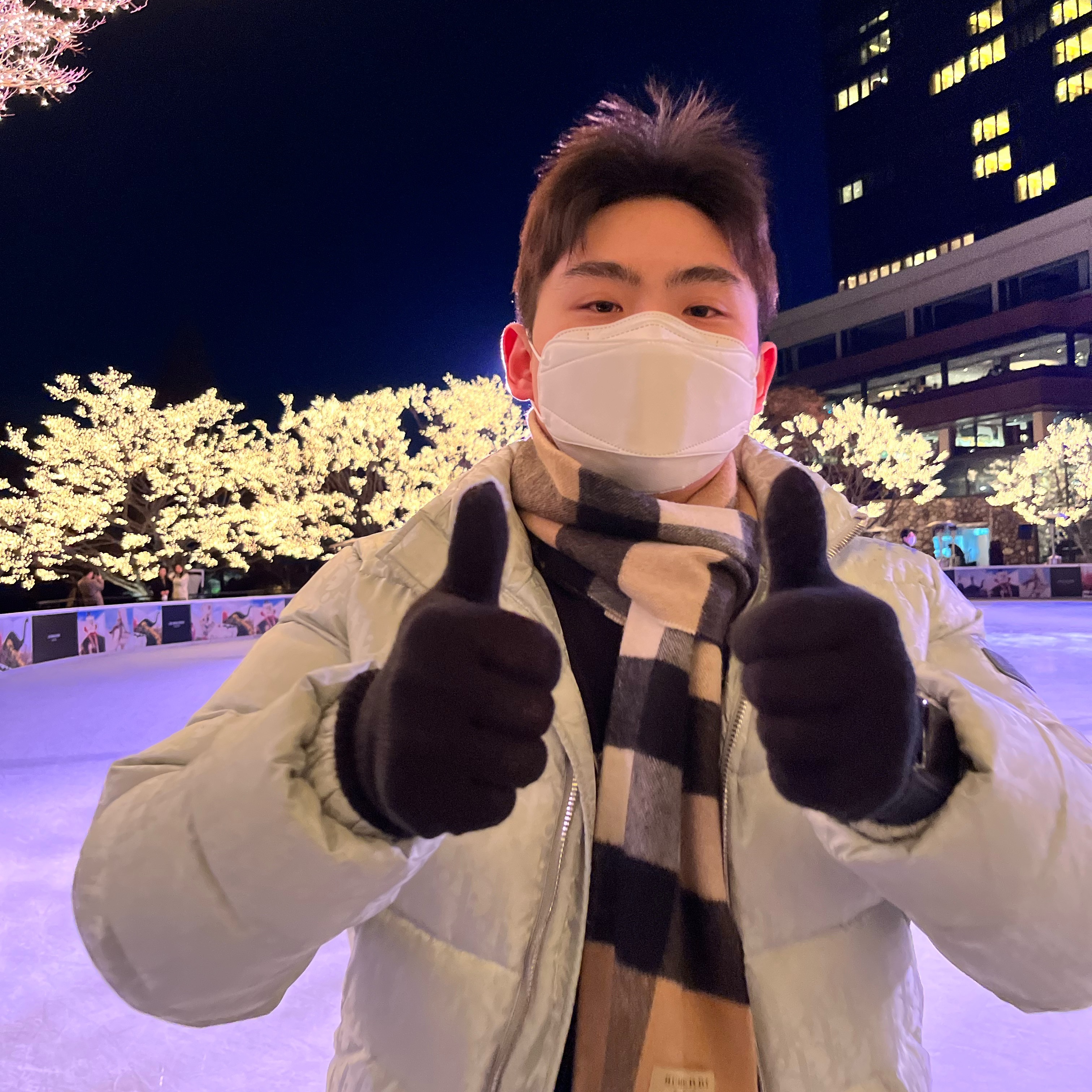 Dior Oblique Down Jacket Pearl Technical Jacquard, (W) Burberry Check Cashmere Muffler Archive Beige 착용 스타일 - 3