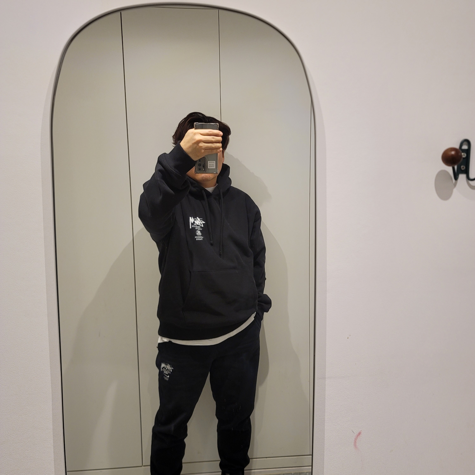 Stussy World Tour Hoodie Black 2023 착용 스타일 - 1