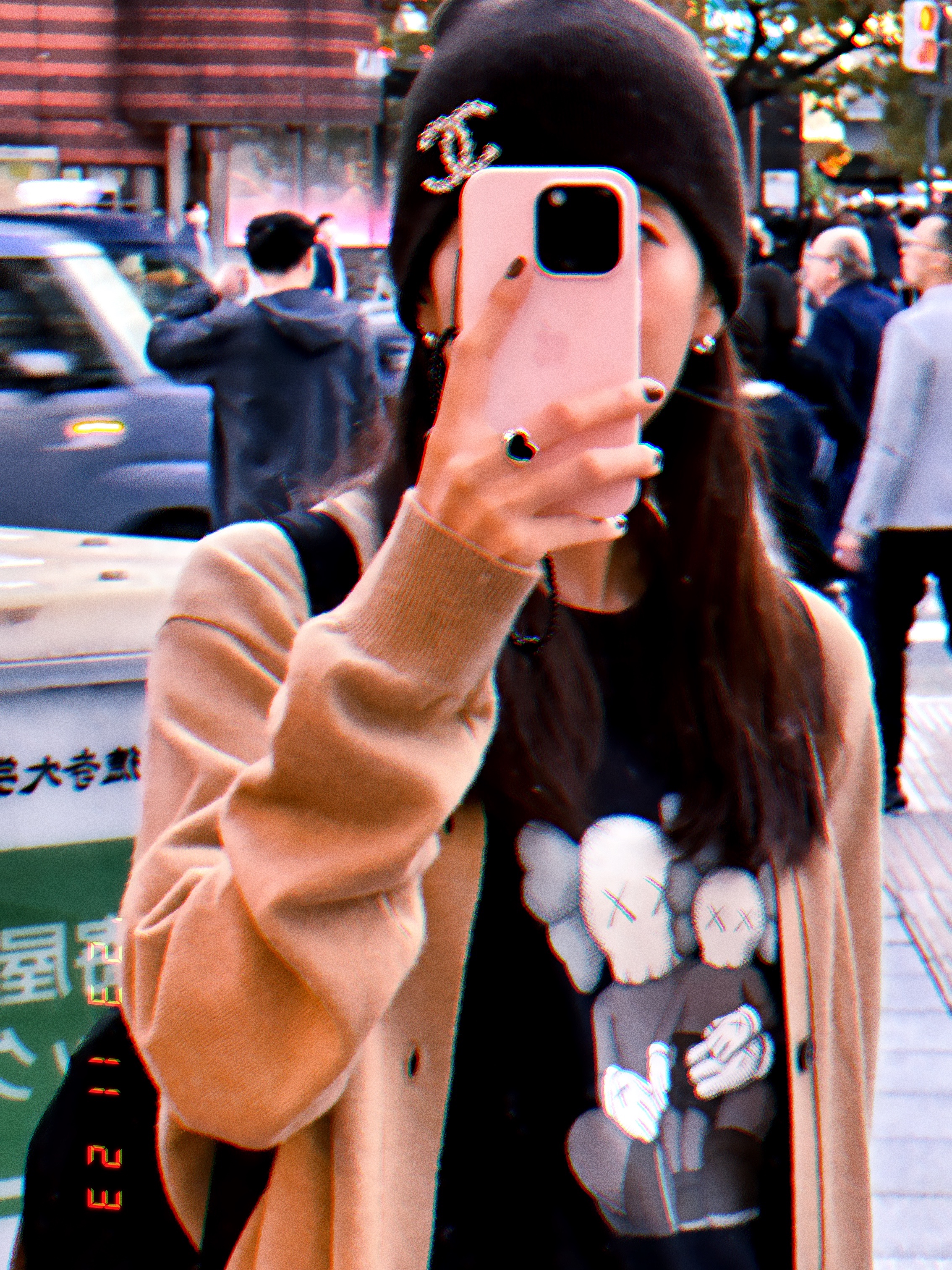 Play Comme des Garcons Black Heart Knit Cardigan Beige, Uniqlo UT x Kaws Short Sleeve Graphic T-Shirt Black 착용 스타일