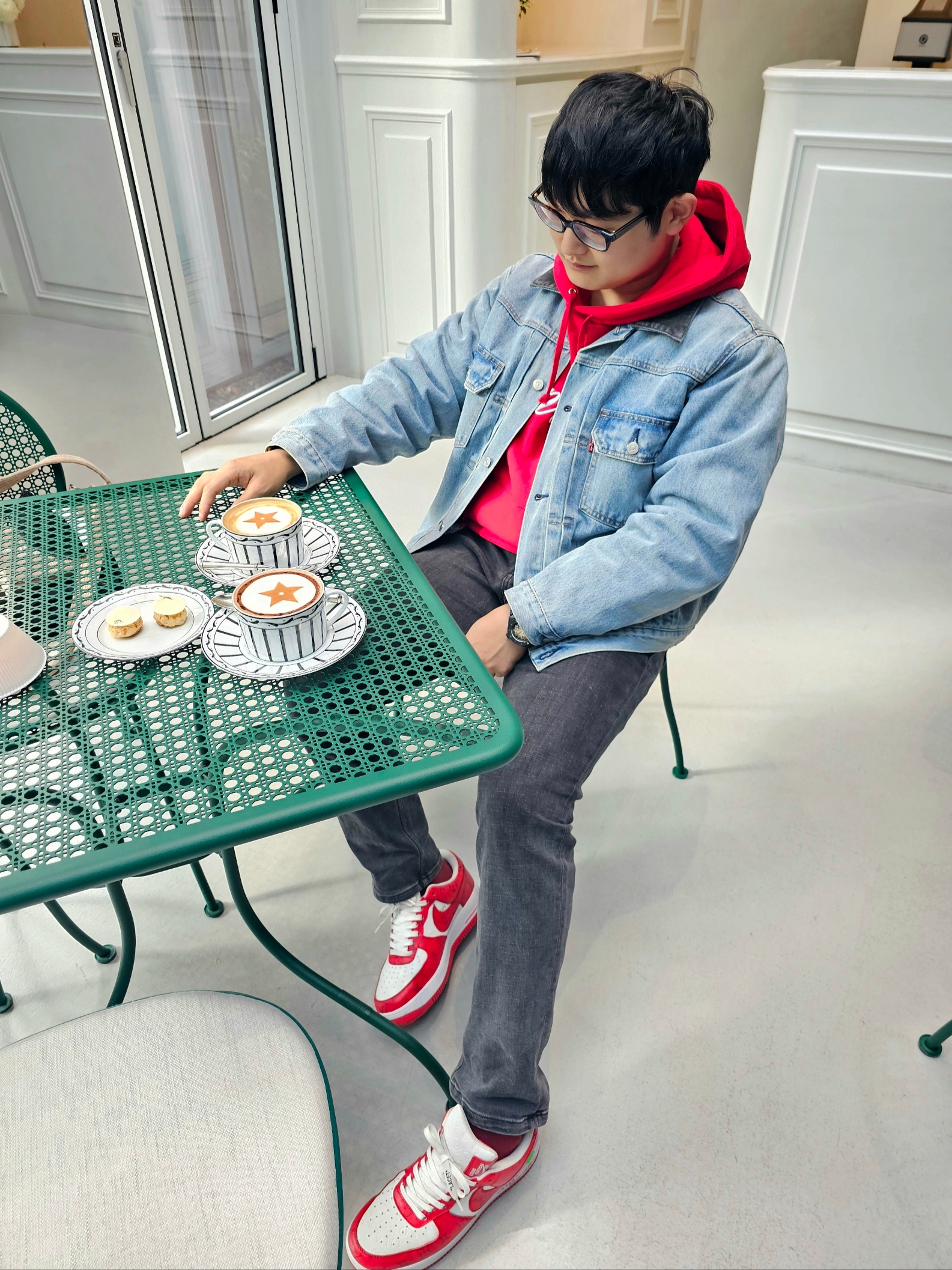 Louis Vuitton x Nike Air Force 1 Low by Virgil Abloh White Comet Red, Stussy x Levi's Embossed Trucker Jacket Indigo 착용 스타일 - 1