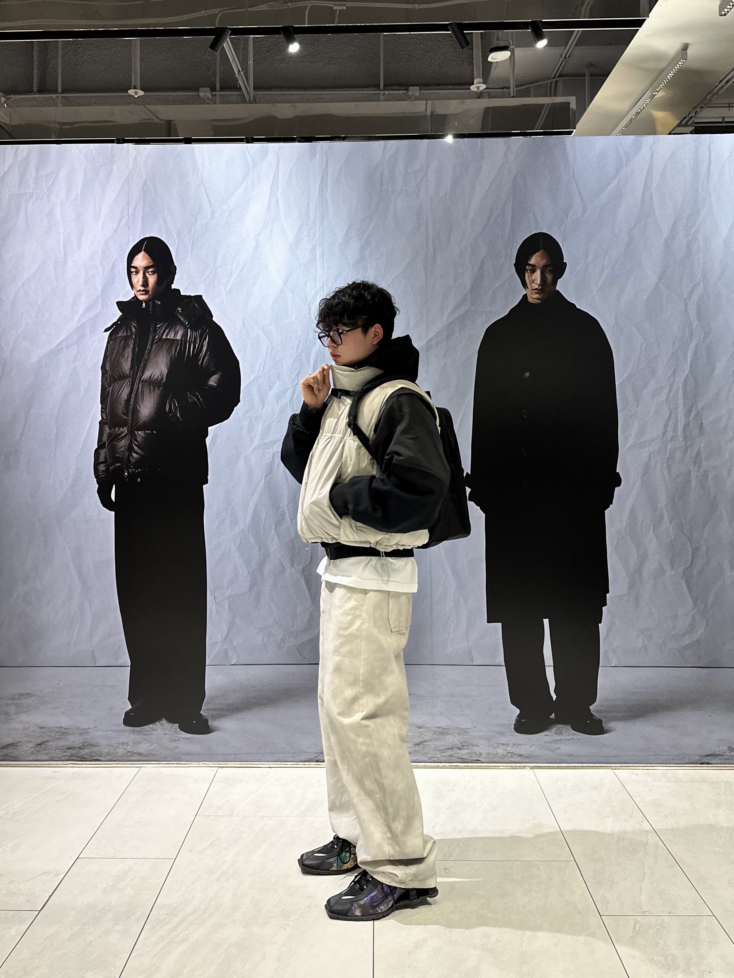 Millo Archive Crop Over Vest Beige Gray, Millo Archive Reflect Curved Pants Dirty White 착용 스타일 - 1