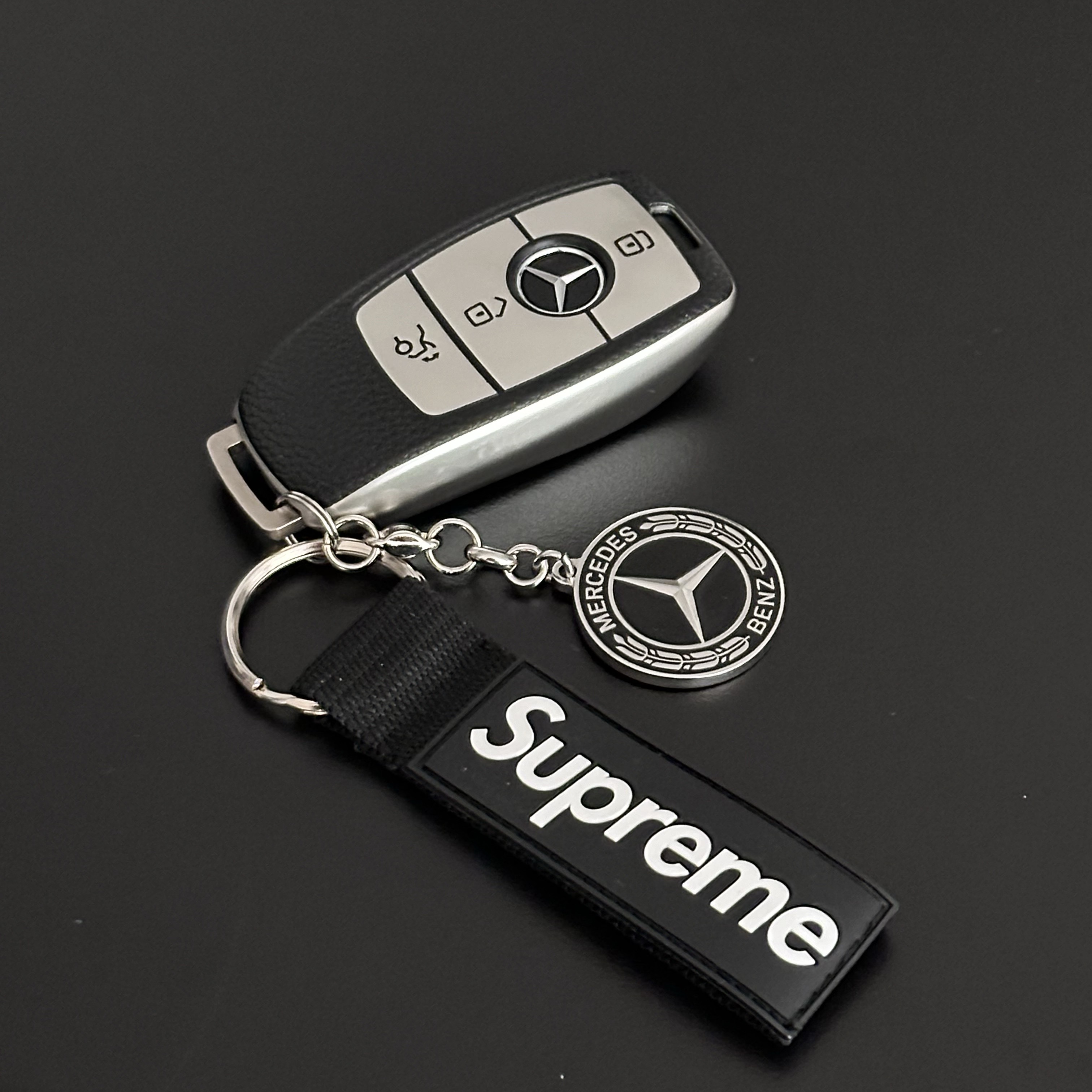 Supreme Webbing Keychain Black - 23SS 착용 스타일