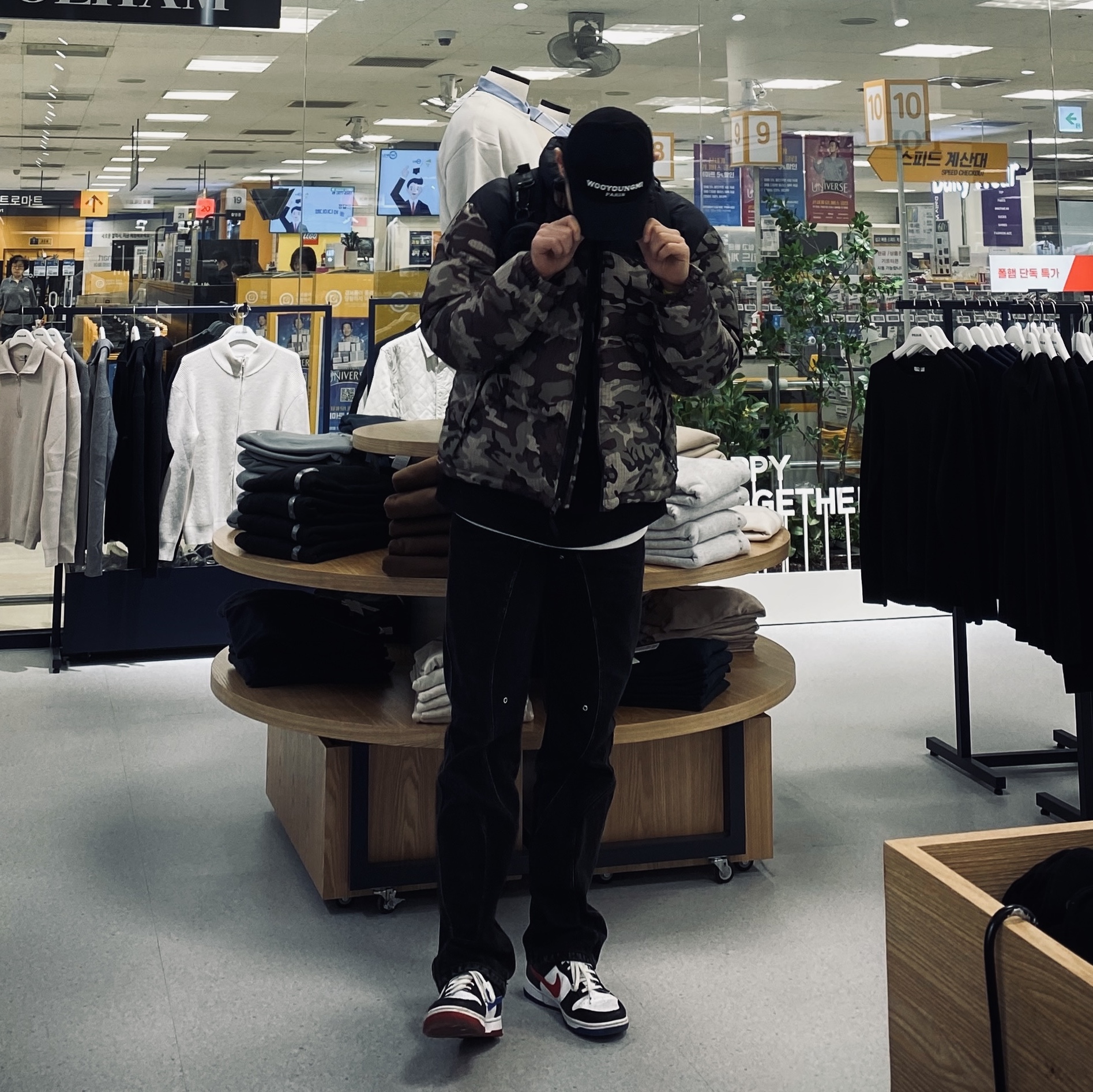 The North Face 1996 Novelty Nuptse Jacket Woodland Camo, Wooyoungmi Lenticular Embroidered Ball Cap Black - 23SS 착용 스타일 - 1