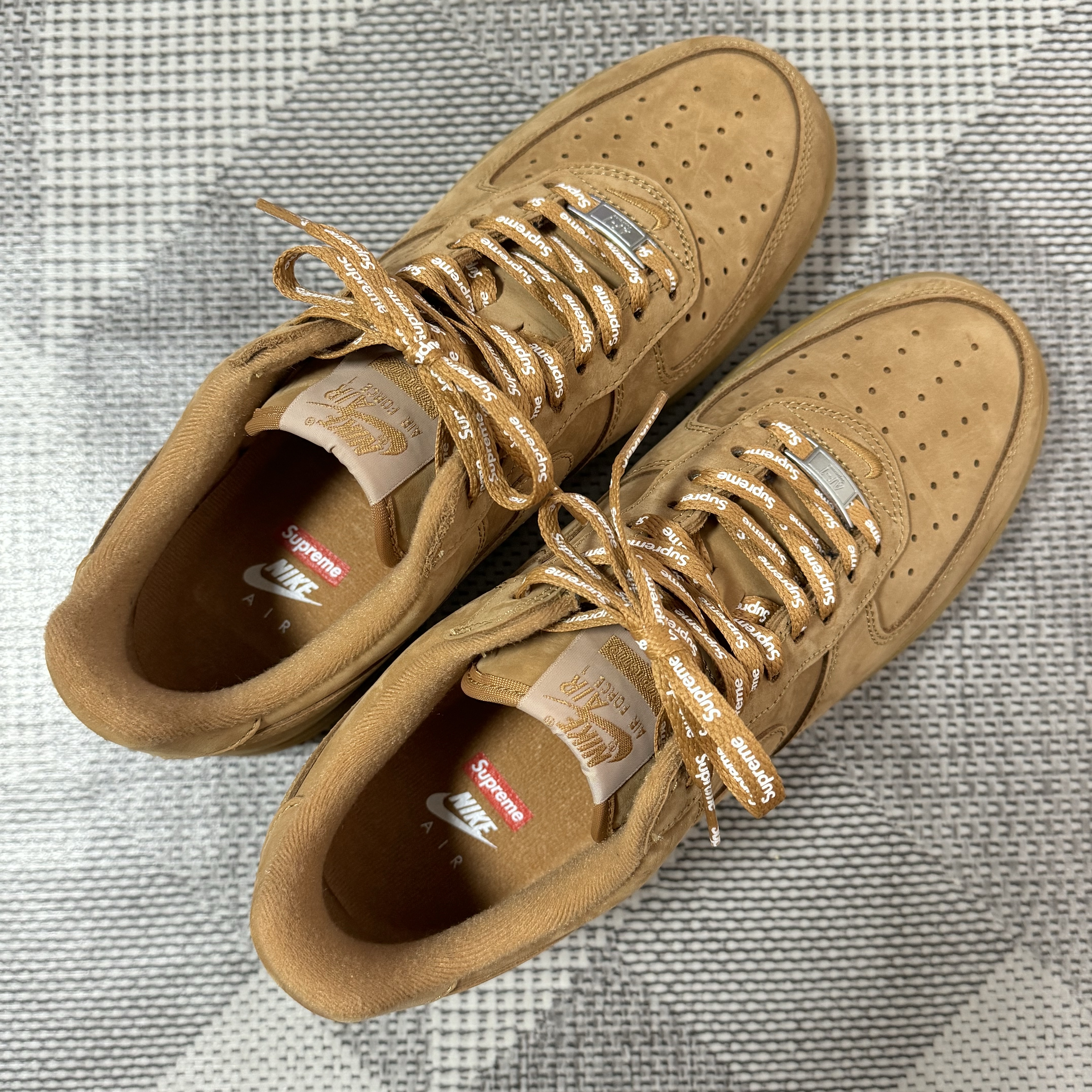 Nike x Supreme Air Force 1 Low Flax 착용 스타일 - 1