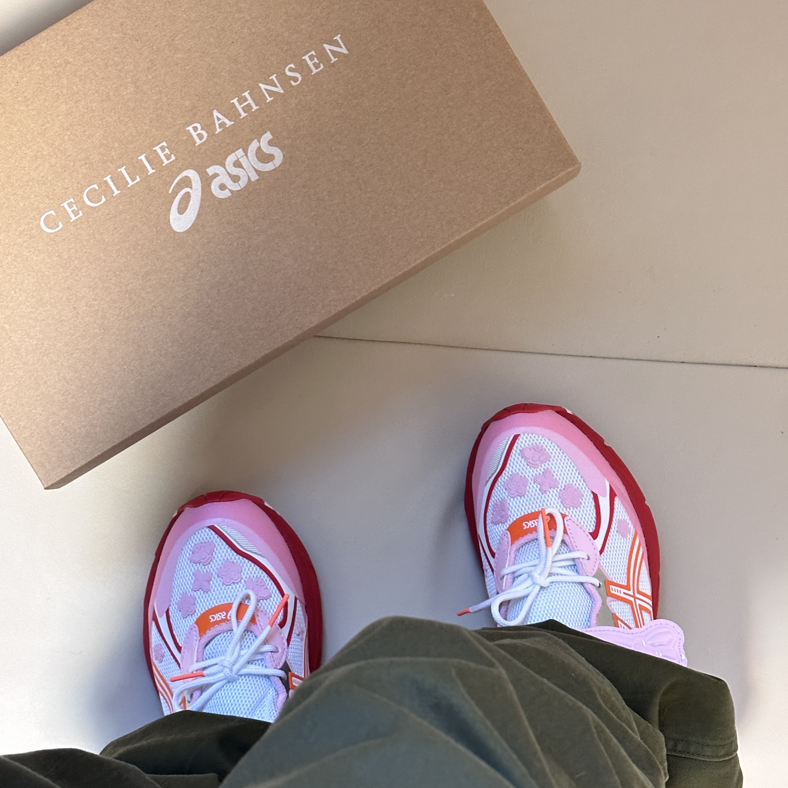 Asics x Cecilie Bahnsen GT-2160 White Habanero 착용 스타일 - 2