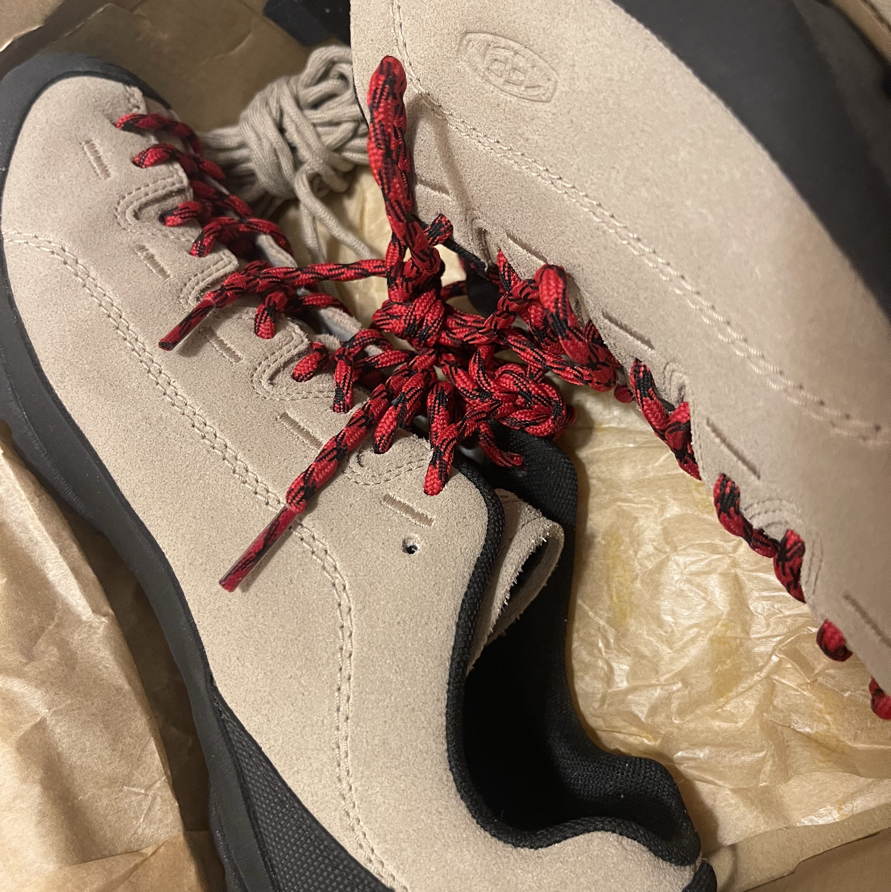 Keen Jasper Suede Sneakers Silver Mink 착용 스타일