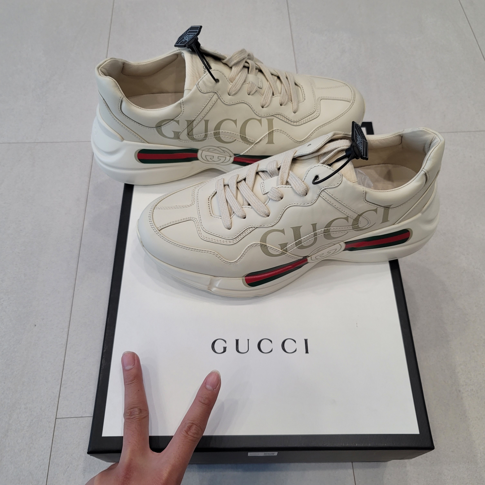 Gucci Rhyton Leather Sneakers Logo 착용 스타일