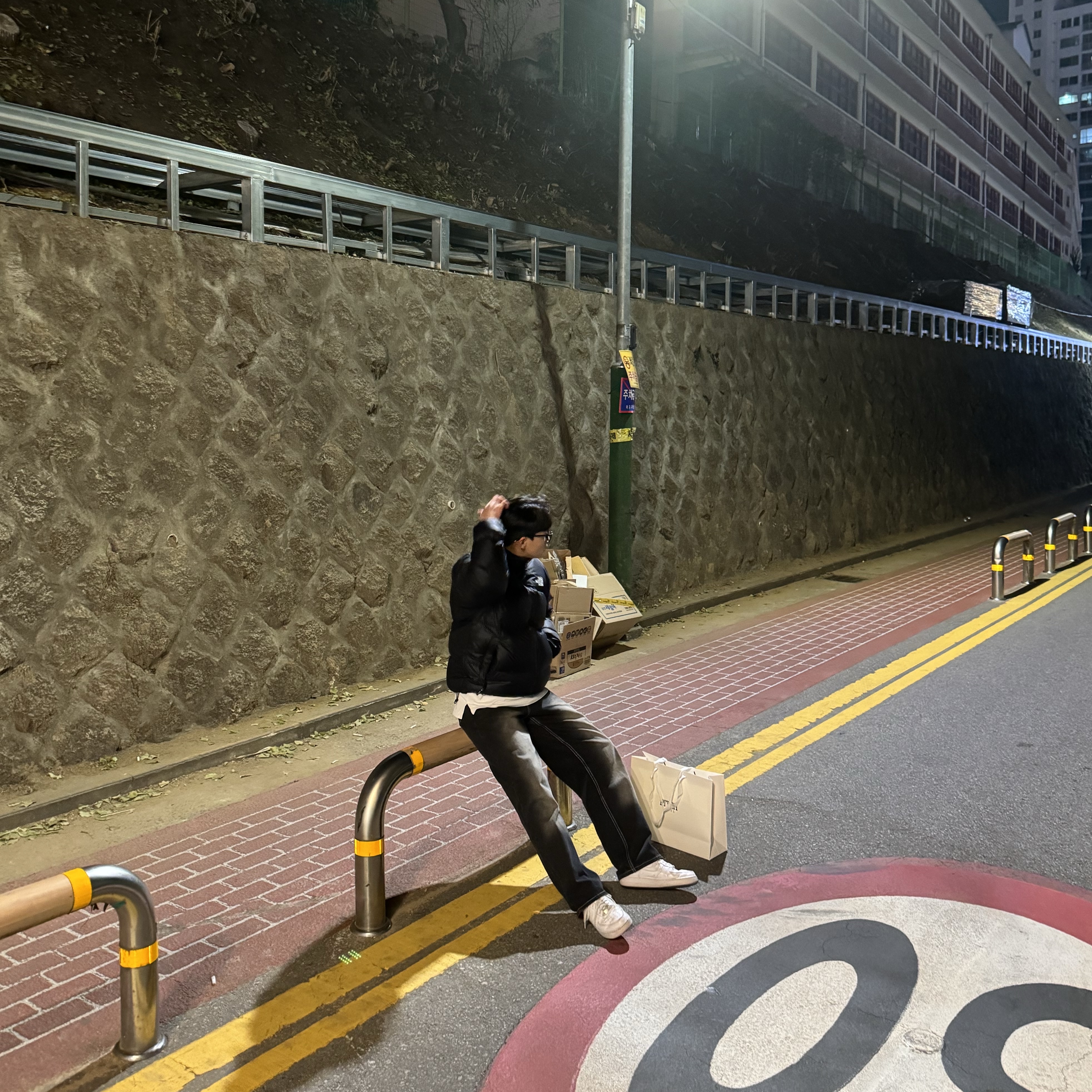 The North Face 1996 Eco Nuptse Jacket Black, Nike Air Force 1 '07 Low White 착용 스타일 - 3