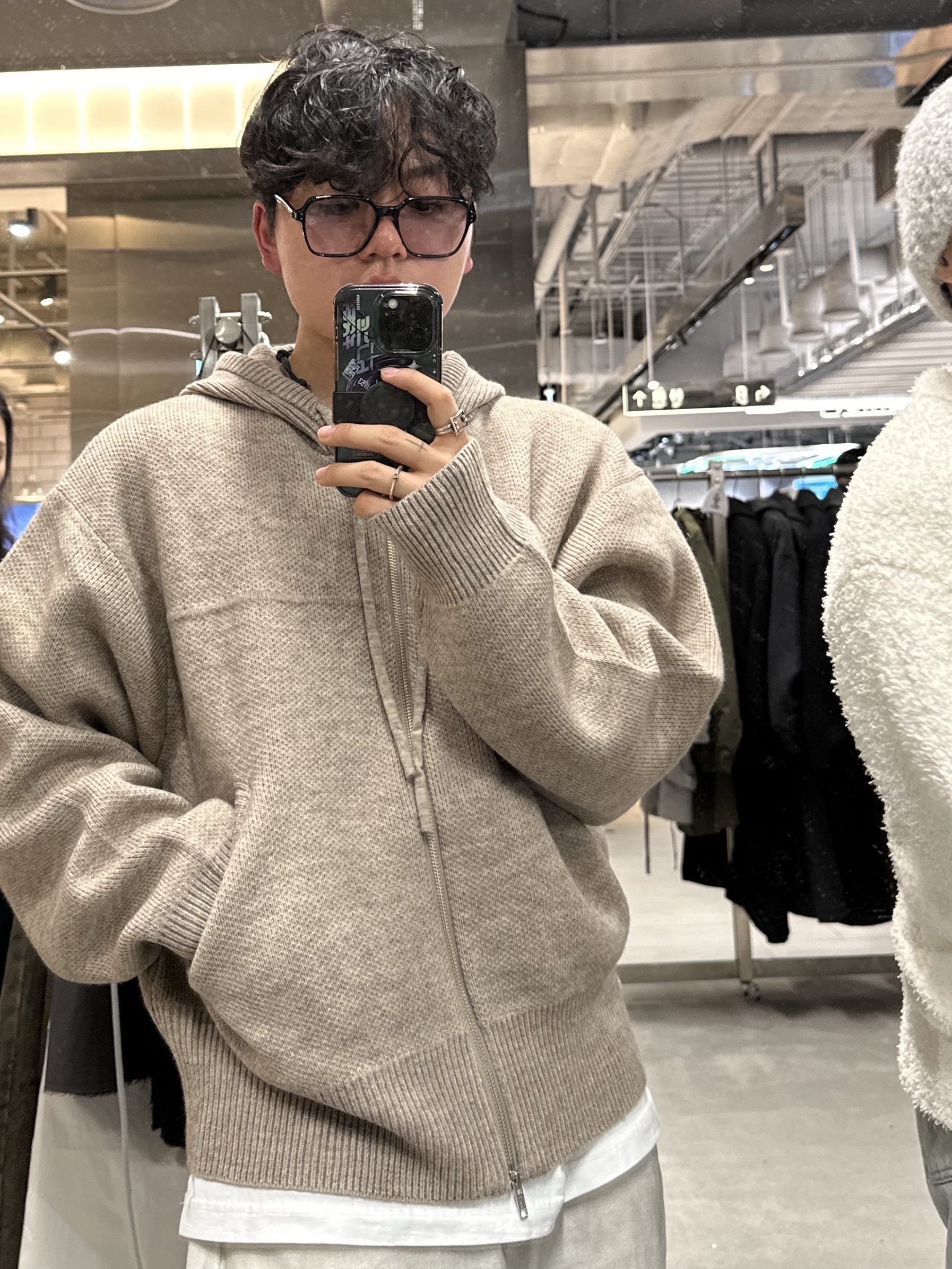 Millo Archive Crop Over Vest Beige Gray, Millo Archive Reflect Curved Pants Dirty White 착용 스타일 - 6