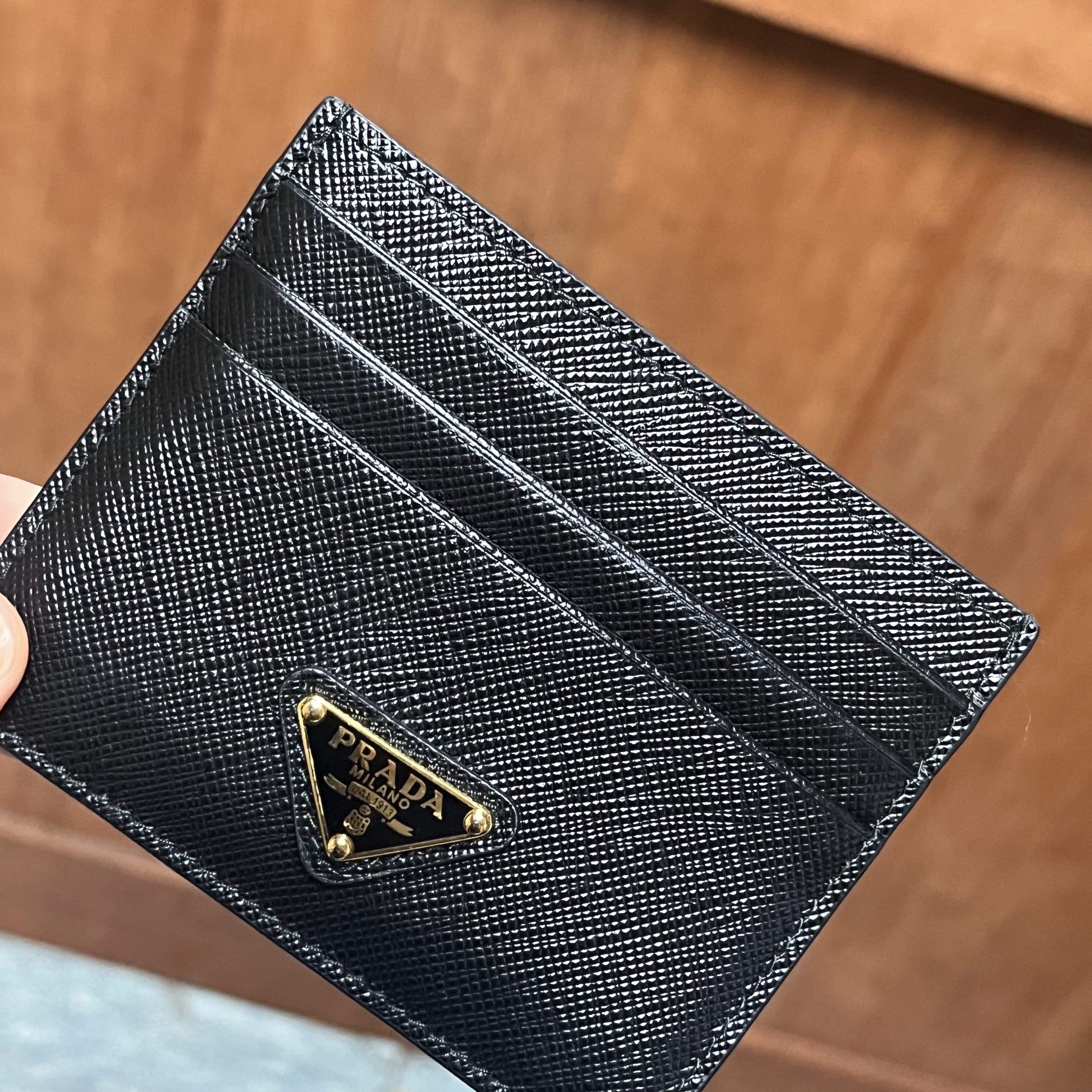 Prada Saffiano Leather Triangle Logo Card Holder Black Gold 착용 스타일