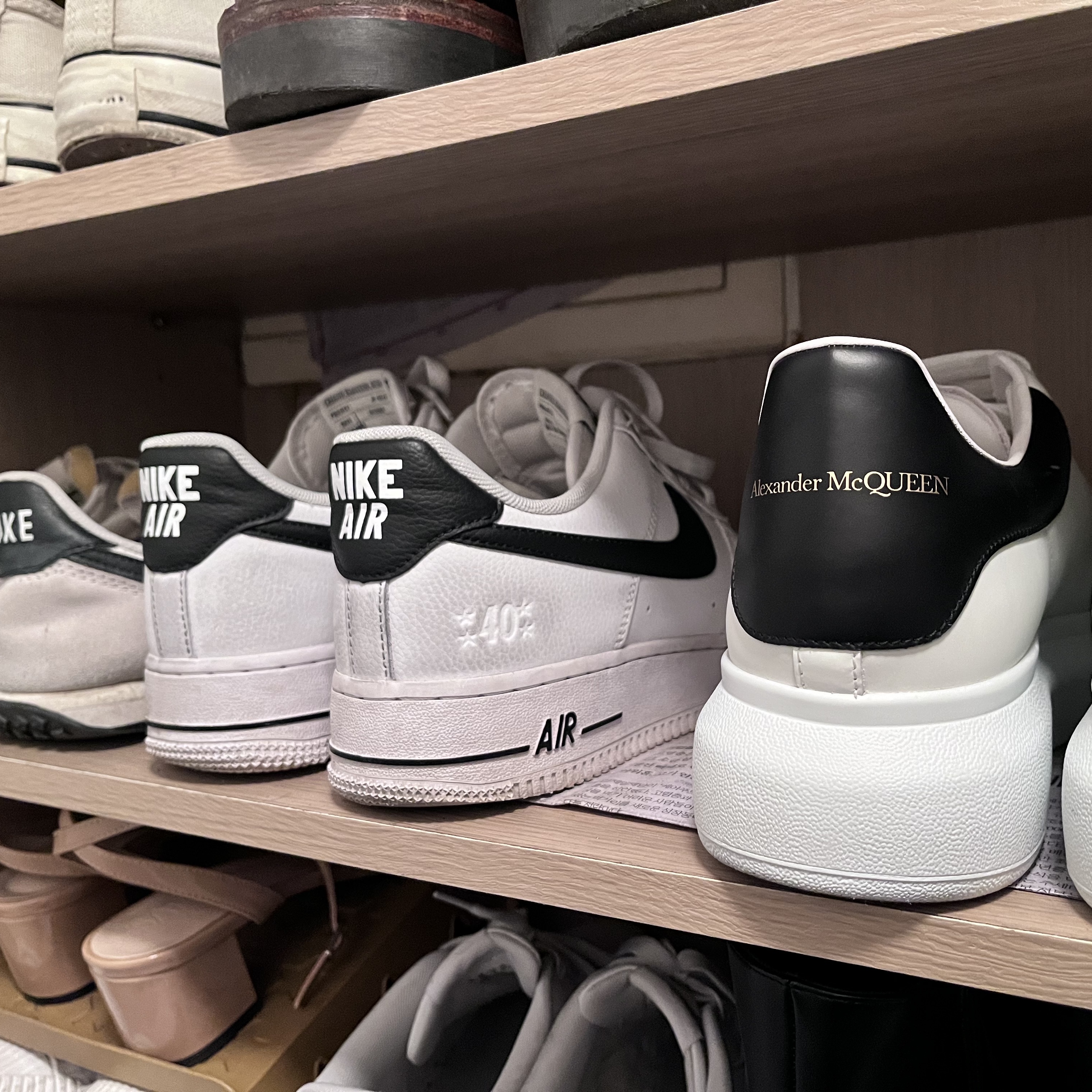 Nike Waffle Trainer 2 Black Sail, Nike Air Force 1 '07 LV8 40th Anniversary Join Forces White Black 착용 스타일