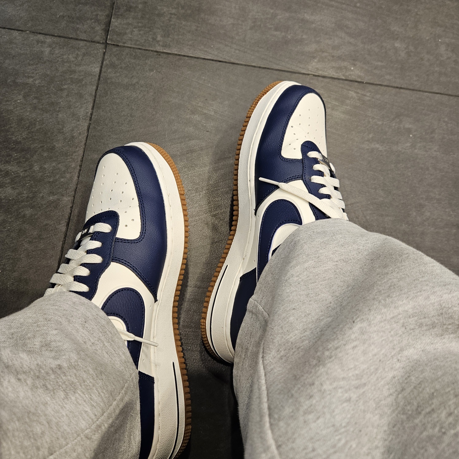 Nike Air Force 1 '07 LV8 Midnight Navy 착용 스타일 - 4