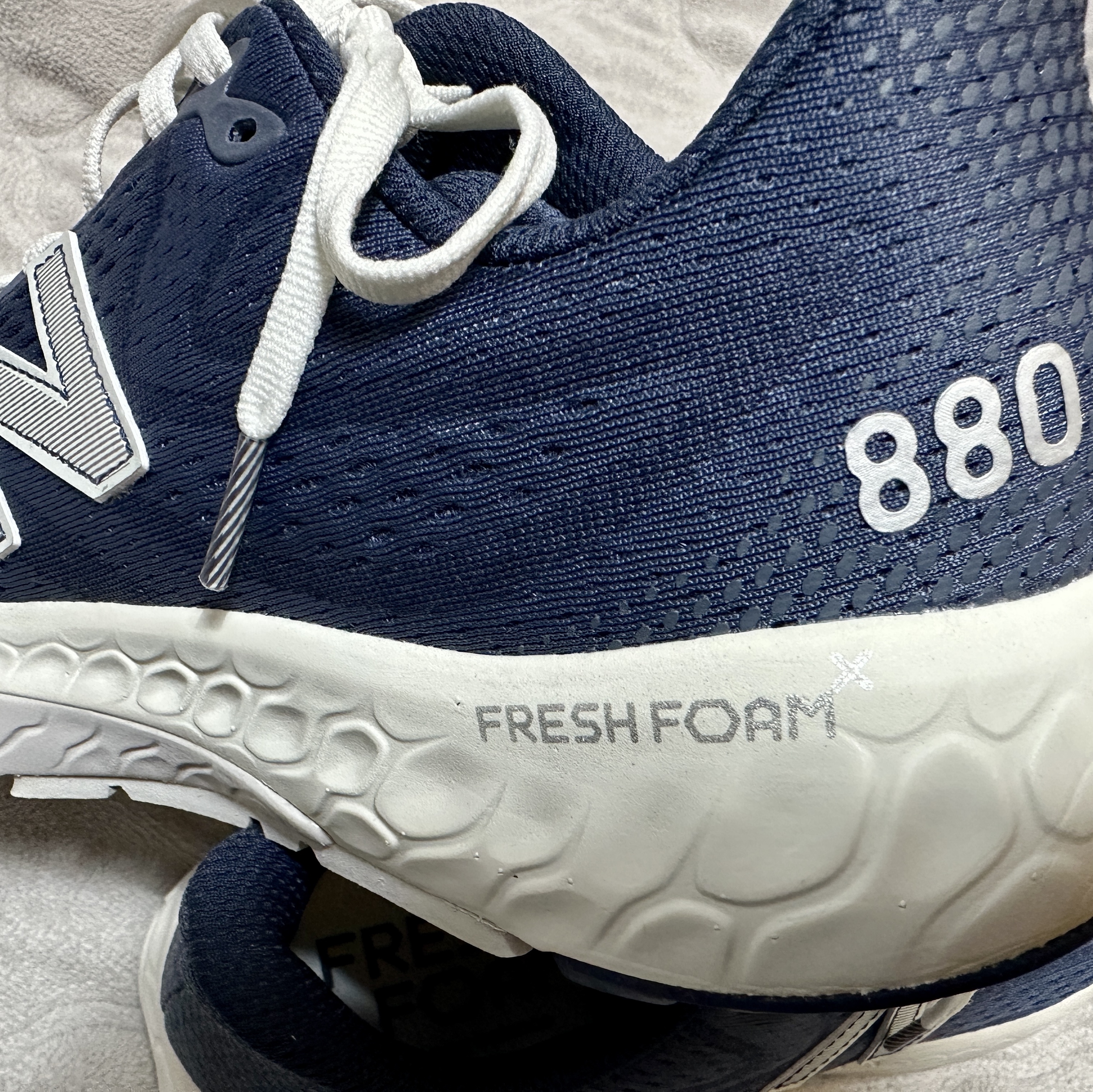 New Balance Fresh Foam X 880v13 Phantom White - 2E Wide 착용 스타일 - 5