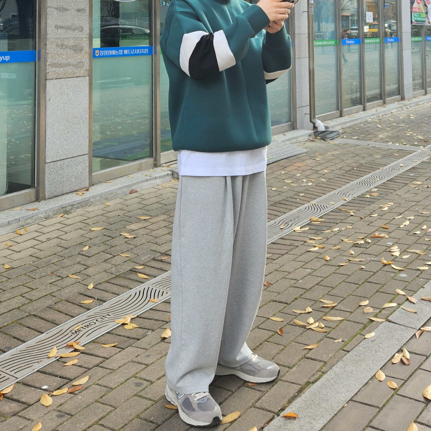 New Balance 2002R Grey 착용 스타일