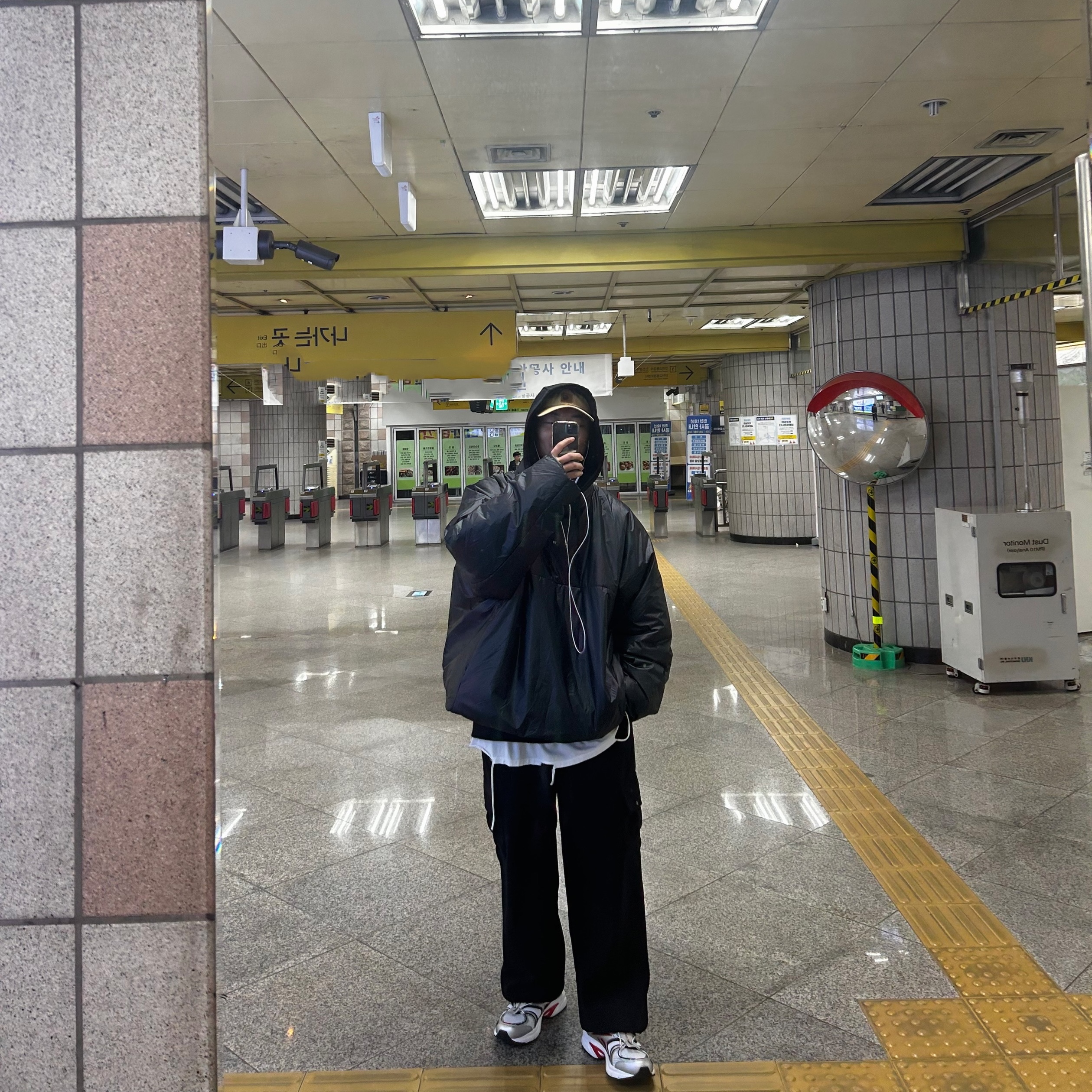 Yeezy Gap Engineered By Balenciaga Mock Neck Pullover Puffer Black, Reebok x Joegush Premier Road Plus VI Red 착용 스타일