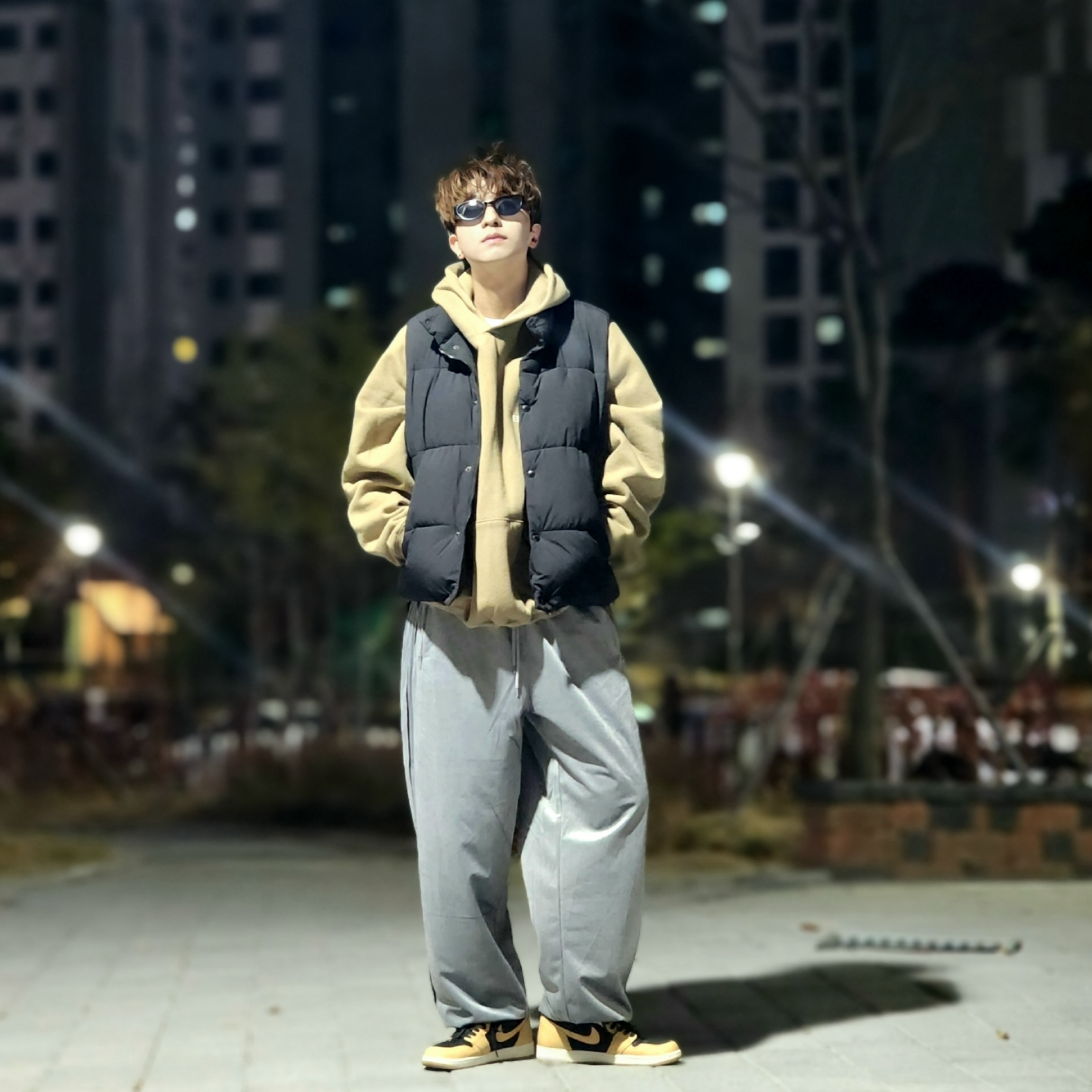 Essentials The Core Collection Pullover Hoodie Tan, Jordan 1 Retro High OG Vachetta Tan 착용 스타일 - 2